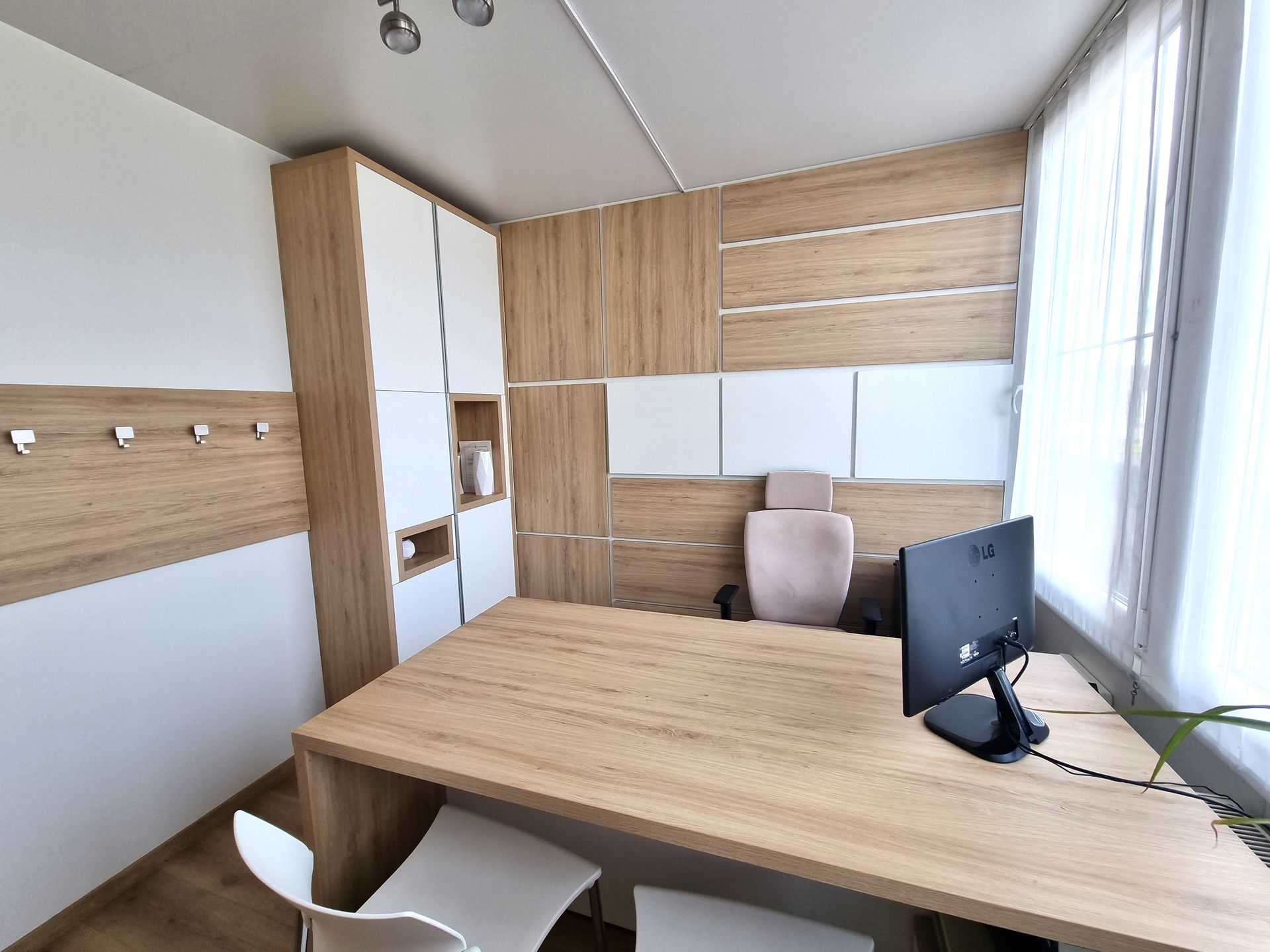 Igényes irodai környezet kialakítása bútor bemutatóterem