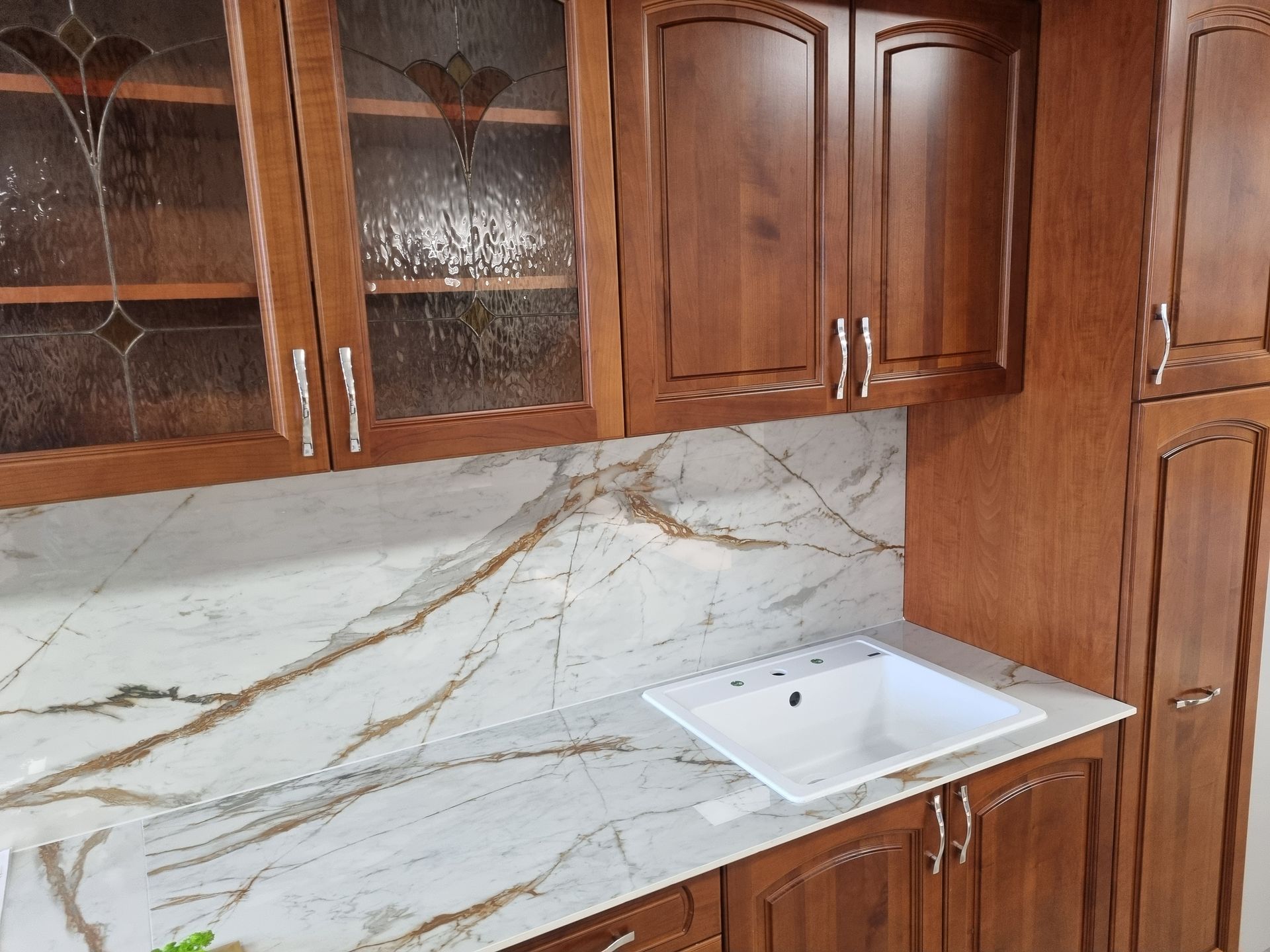 klasszikus konyha a cseresznye színű fa frontjaival