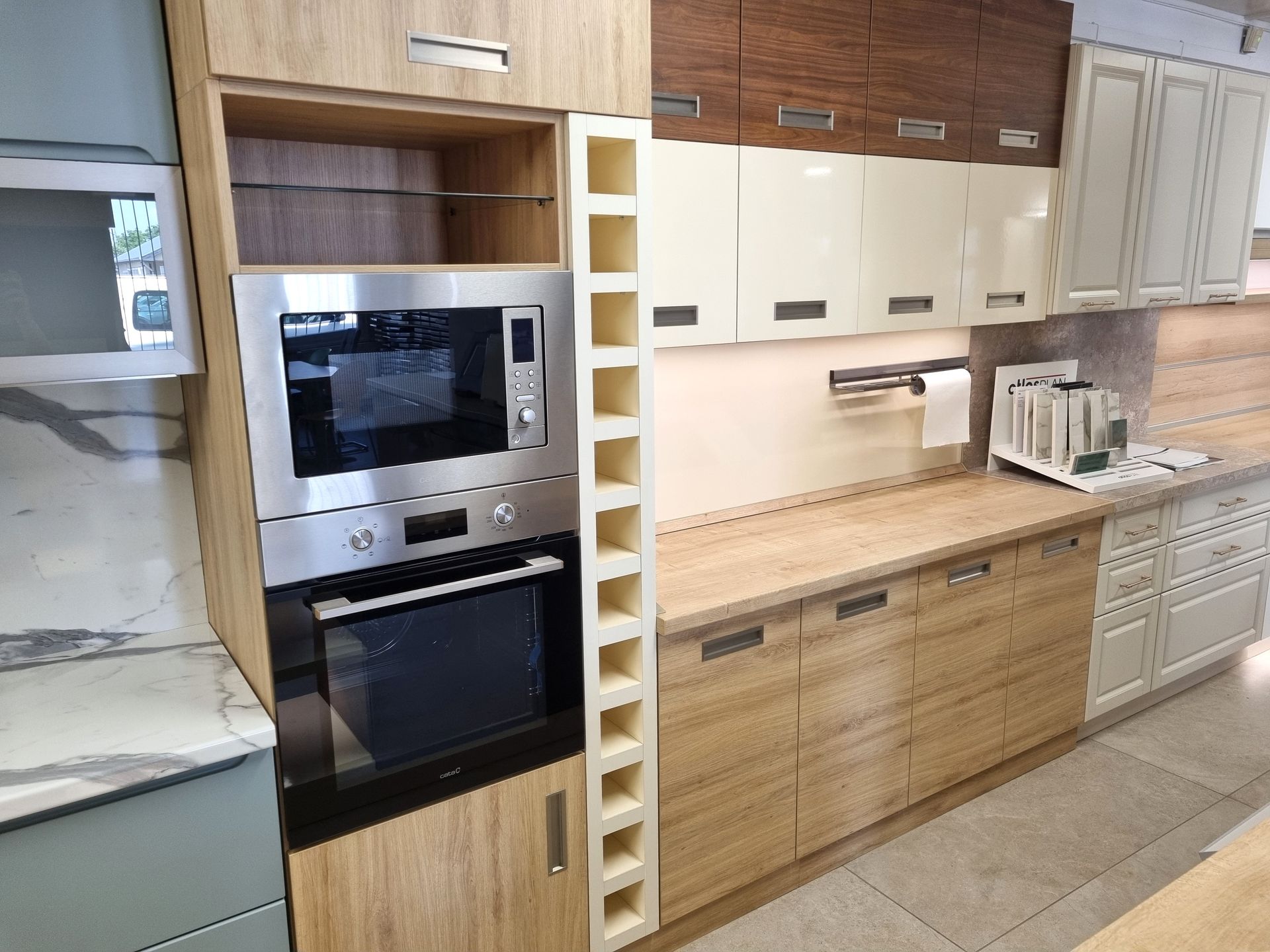 Személyre szabható szekrénysor minták bútor bemutatóterem