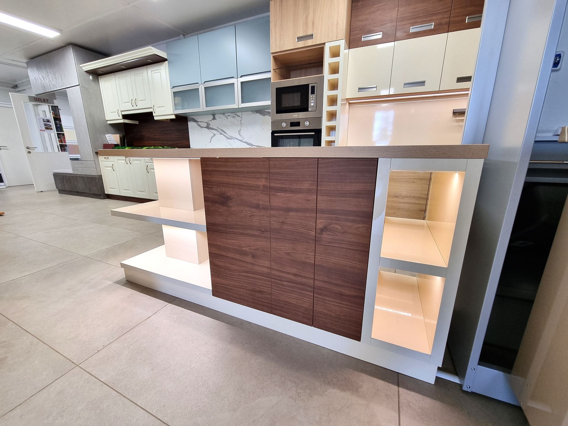 Számos komplet konyhai kialakítás megtekinthető bútor bemutatóterem választékában