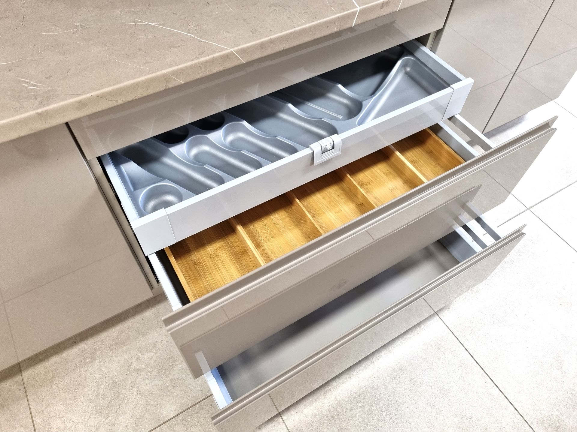 Fiók mérethez igazítható evőeszköztartók