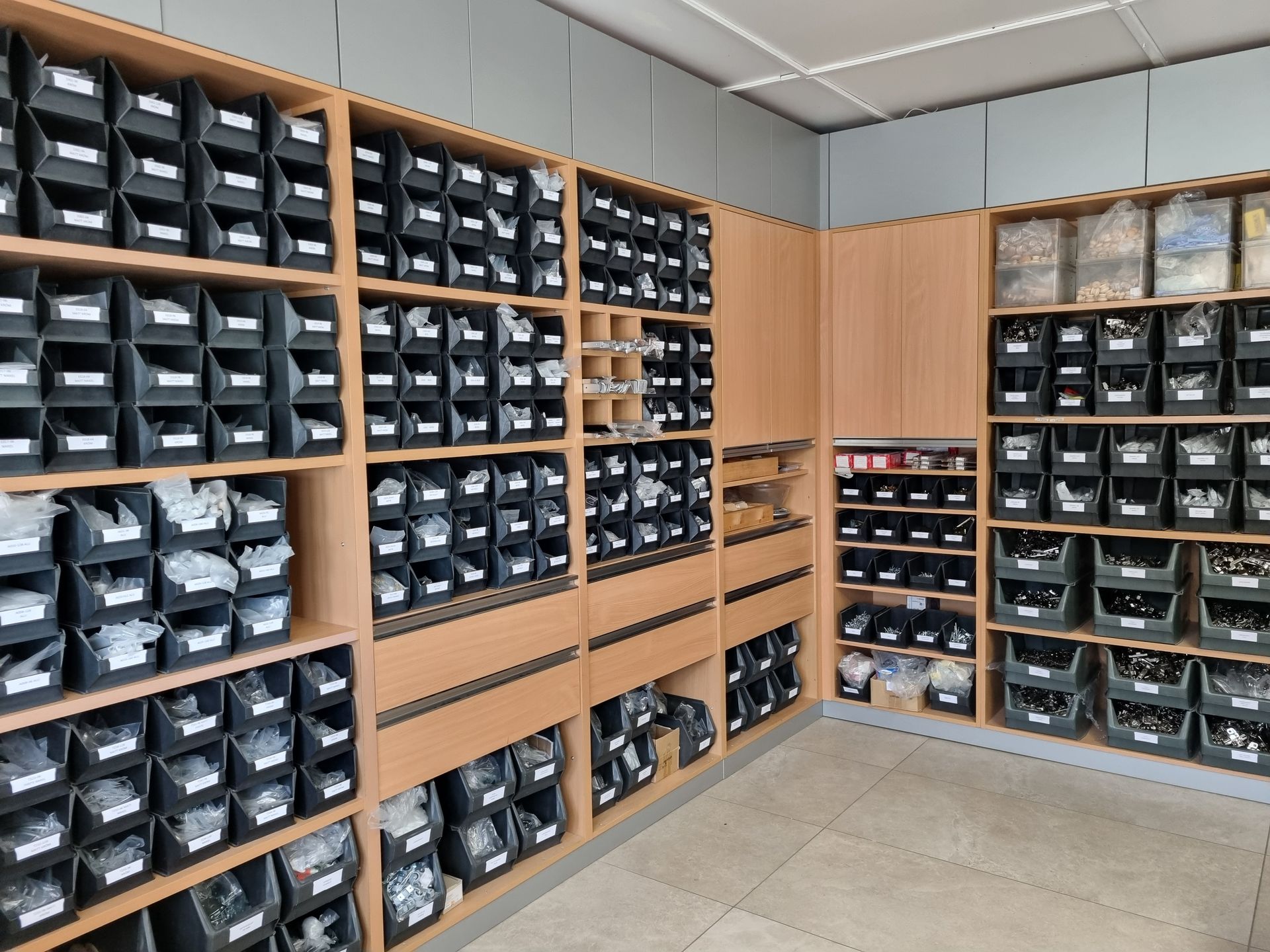 Debreceni telephely nagy alkatrész választékkal