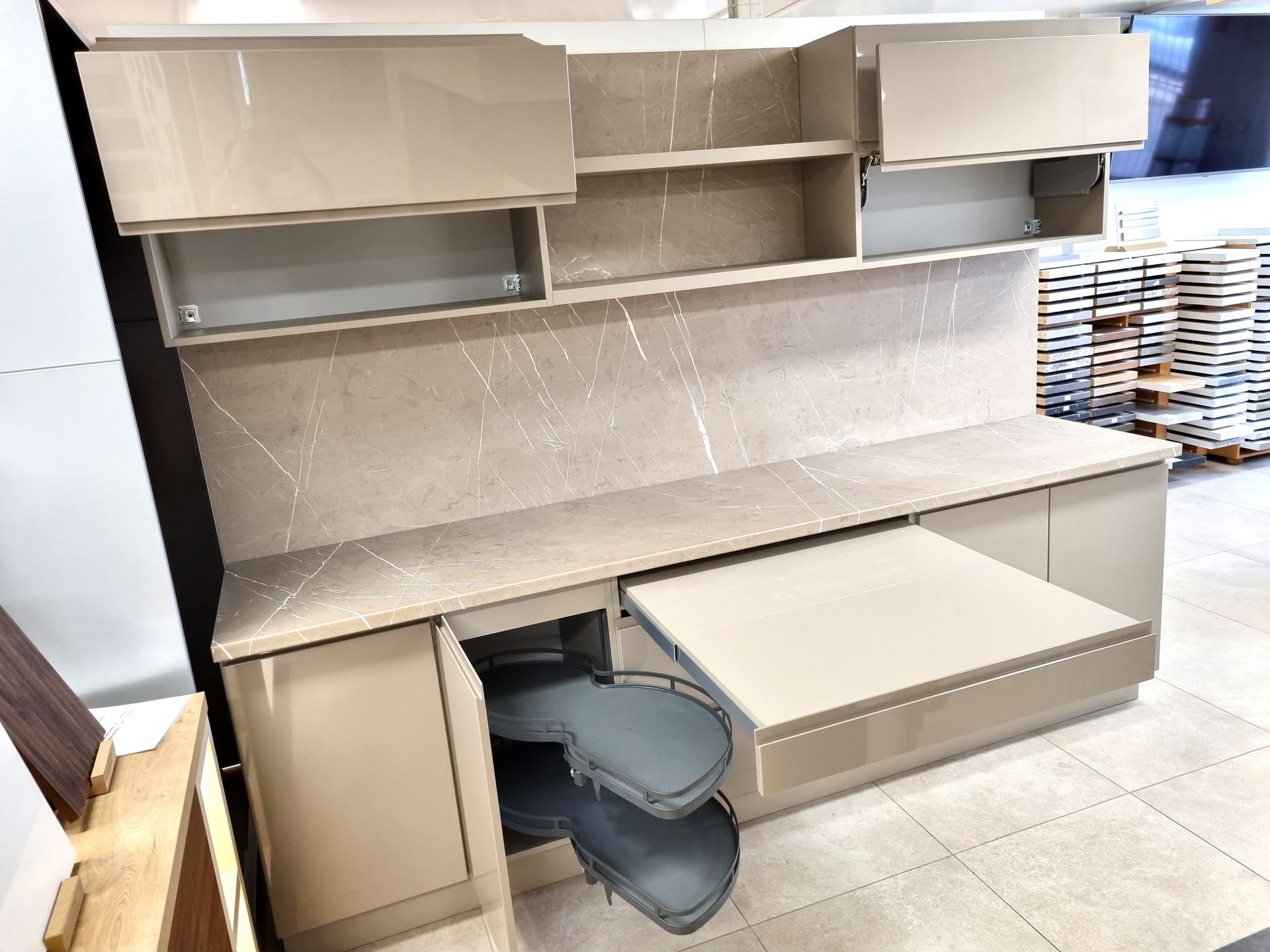 Praktikus, igényes kialakítás étkezőbe szánt szekrényhez