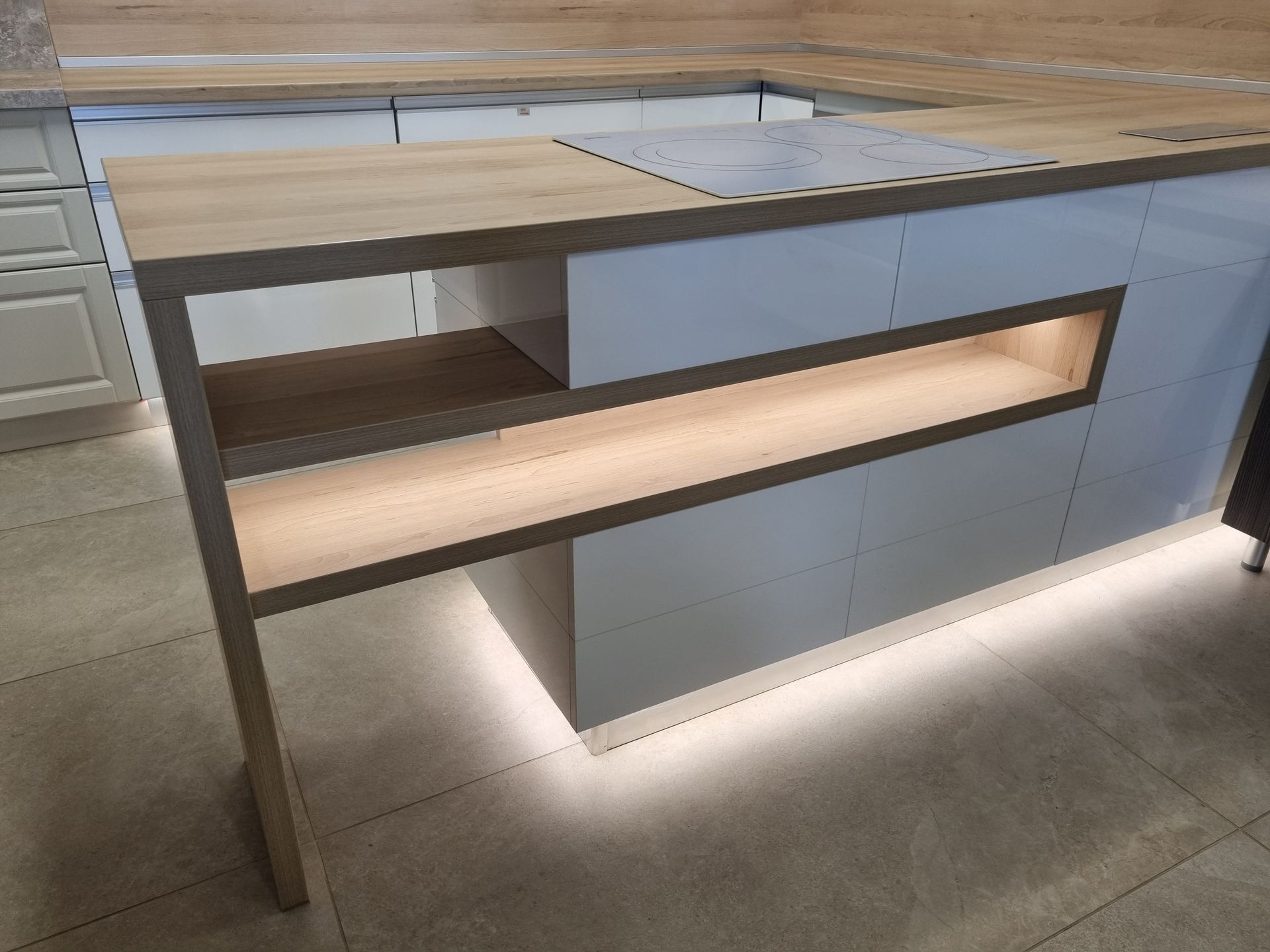 Fiókos és lebegő polcos konyhasziget