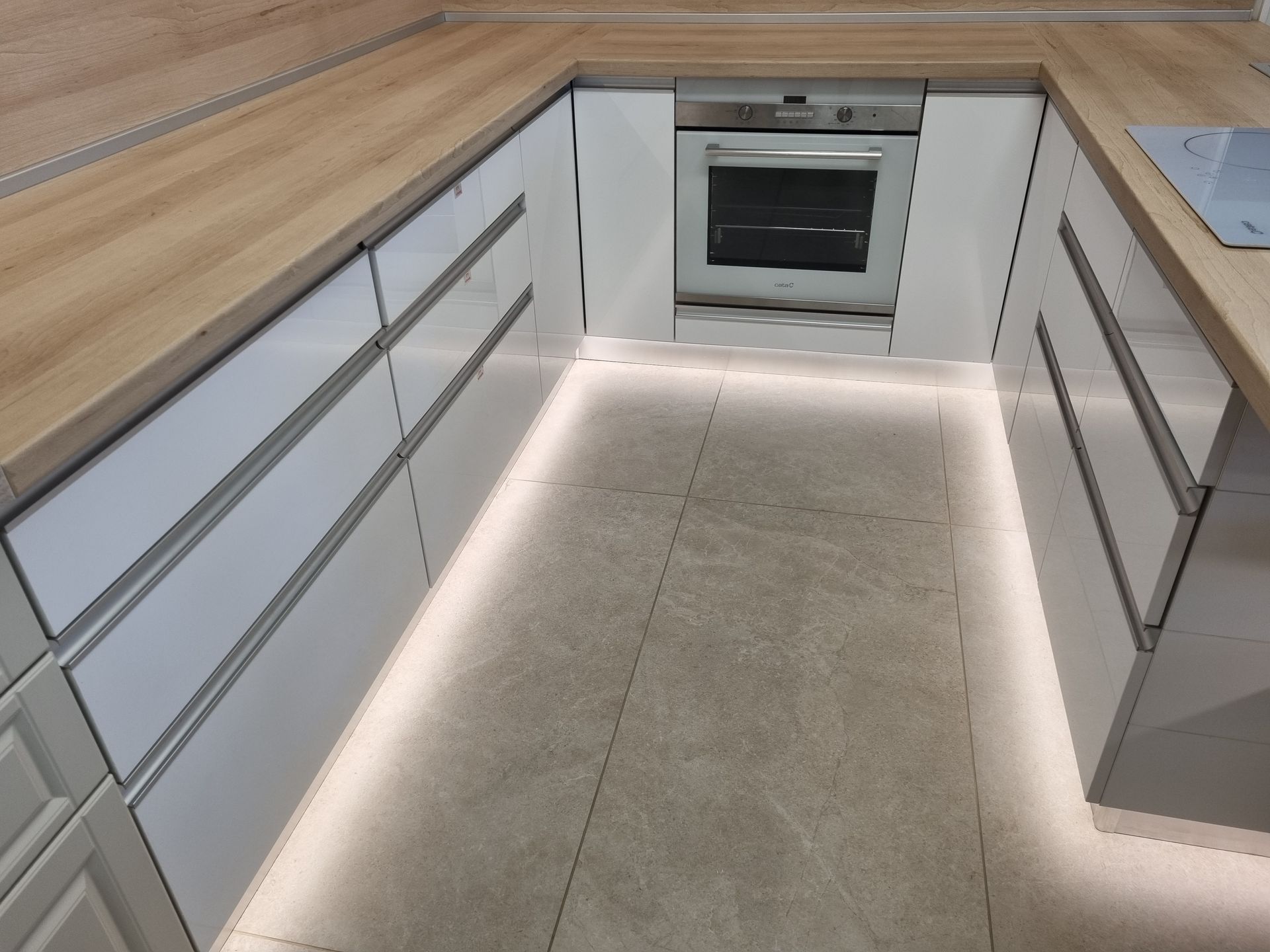 Stílusos megvilágítás a lábazatba építve