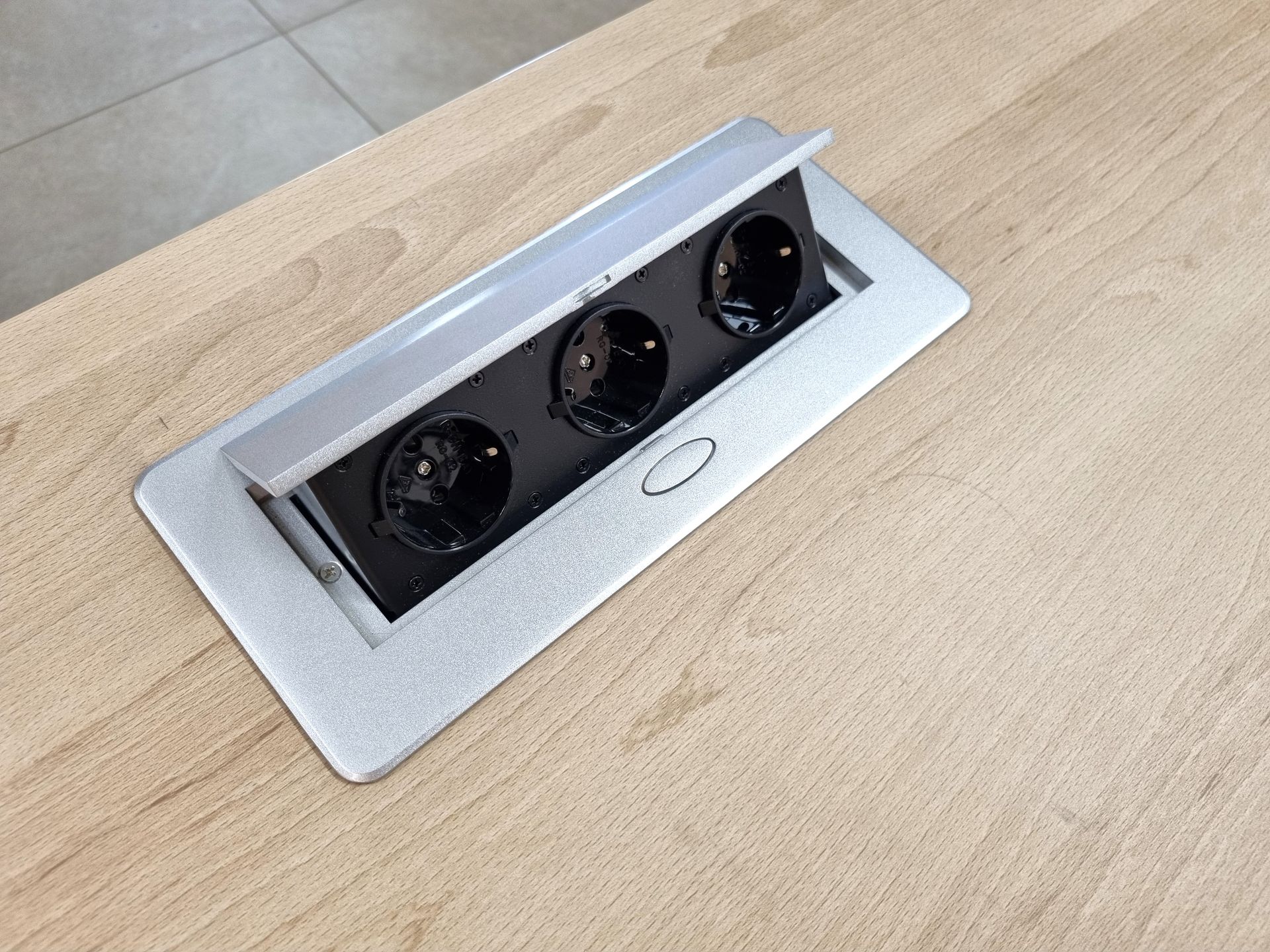 Munkapultba épített billenő dugalj