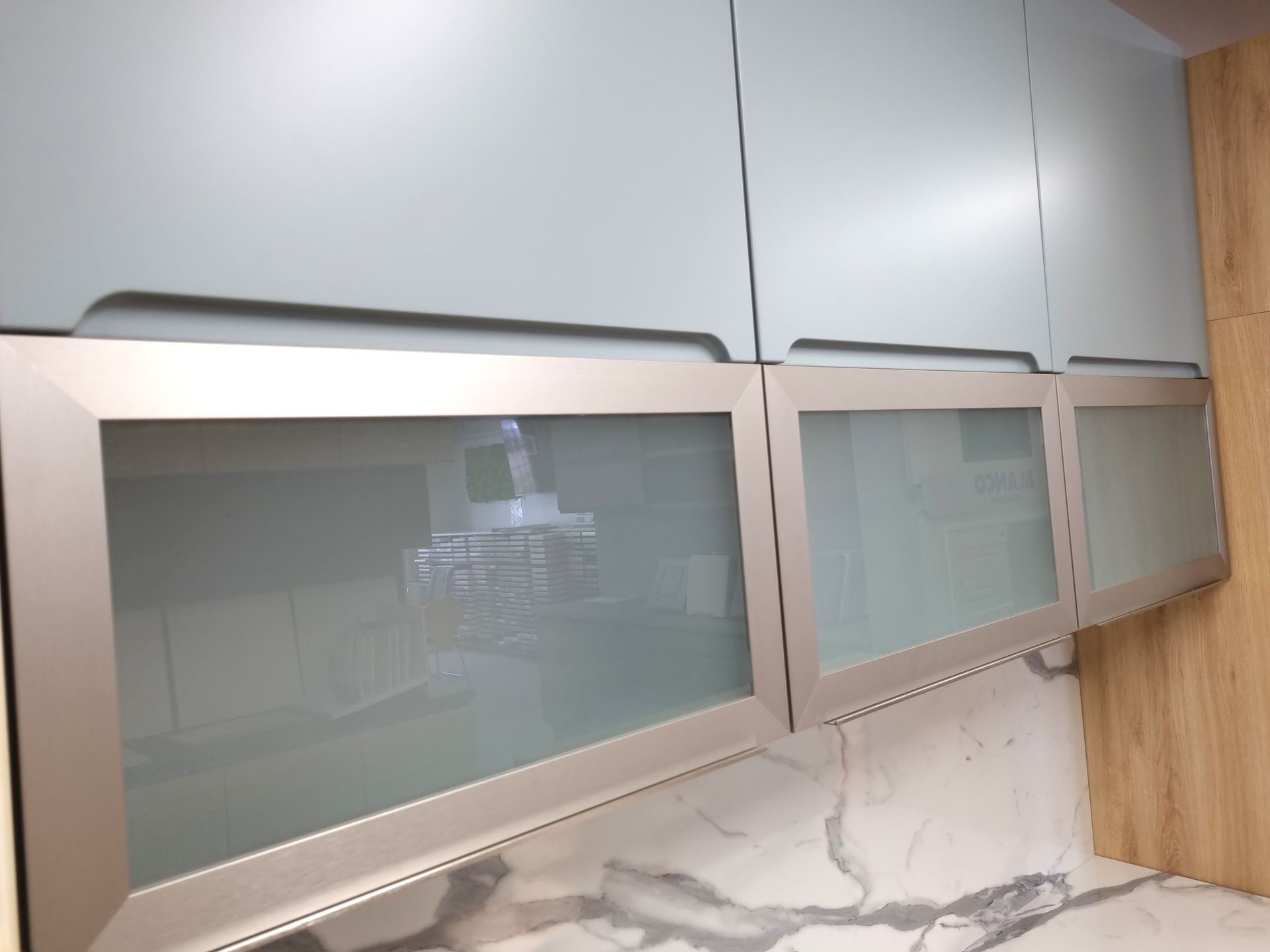 falra felfüggesztett szekrény