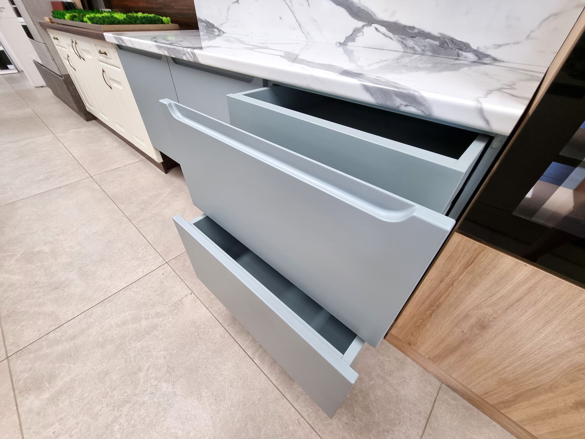 Praktikus kialakítású fiókos szekrény