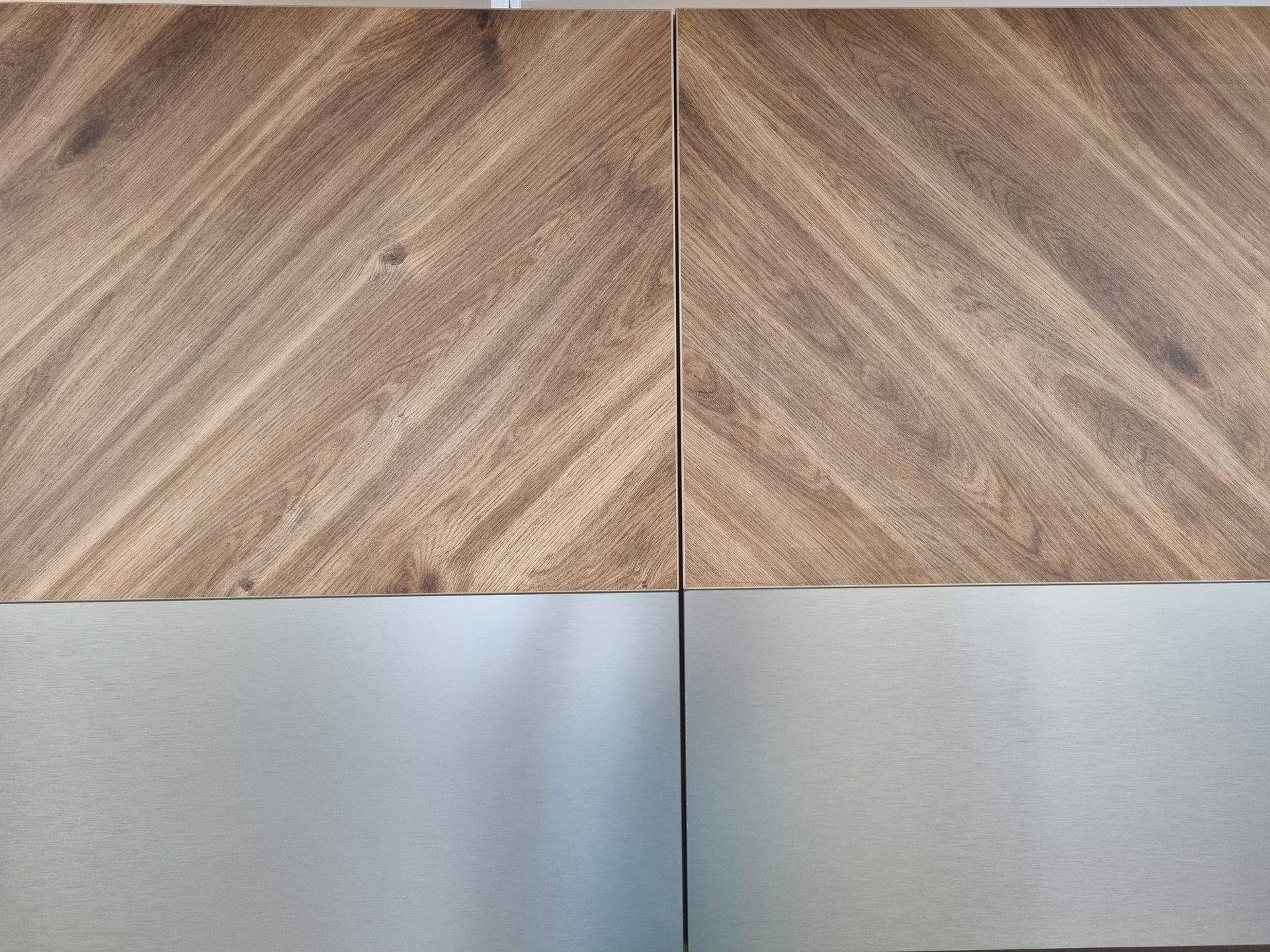 Bemutatótermi konyhánk egy fahatású bútorlappal