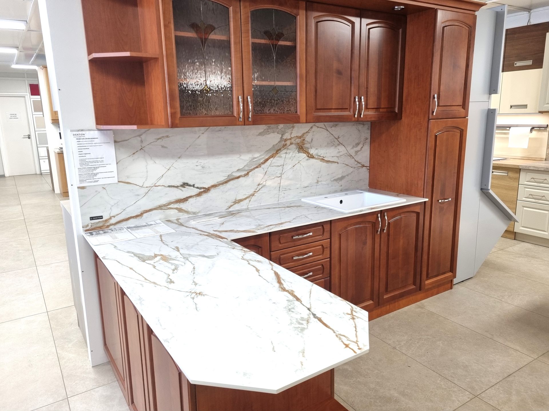 Klasszikus bútor üveges ajtóval