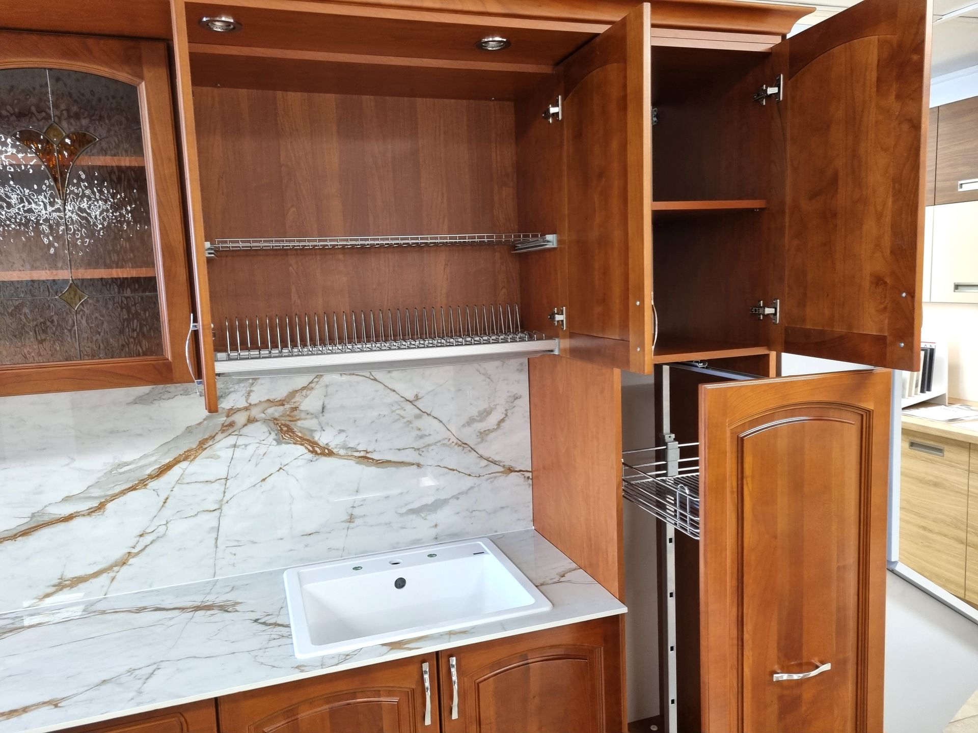 klasszikus fa frontú konyha, dekton munkalap, awake, debrecen, bemutatóterem, egyedi konyha, csepehtető tálca, kamrarács, kamraszerelvény