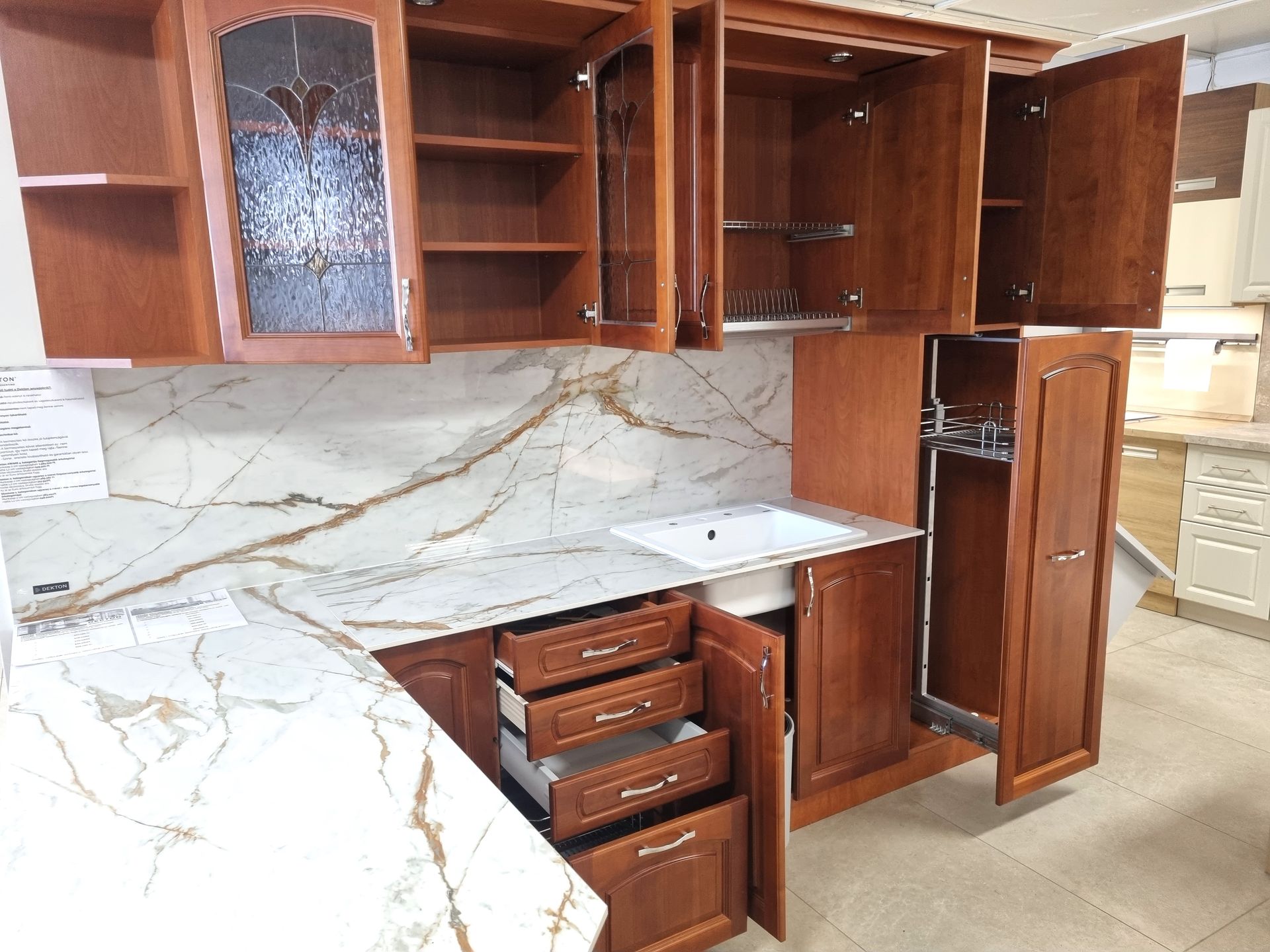 Klasszikus bútor több féle fióksínnel