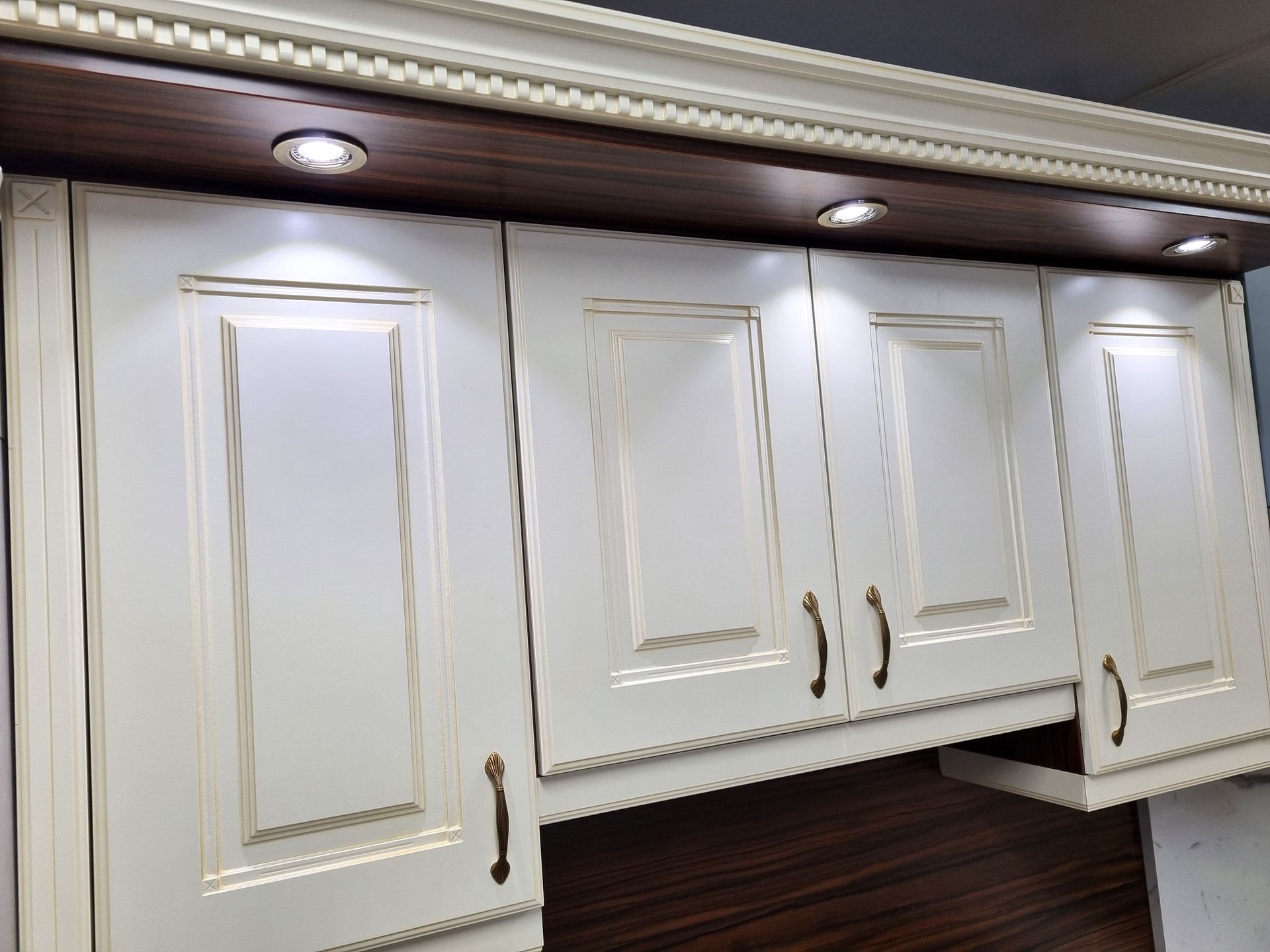 klasszikus konyha, mediterrán konyha, debrecen, bútorbolt, spot, bemutatóterem, csercsics, ivory, iseum