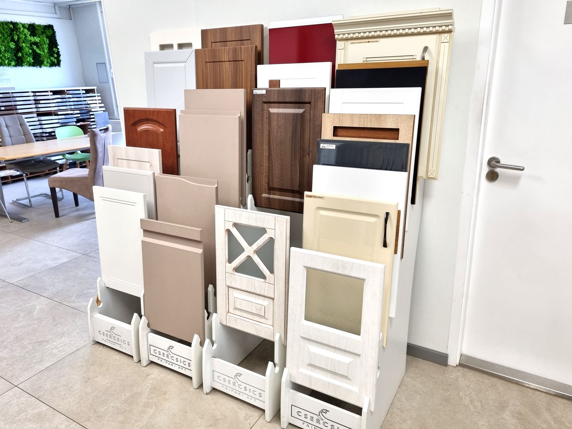 Bútor bemutatóterem bútorfrontok számos kialakítással