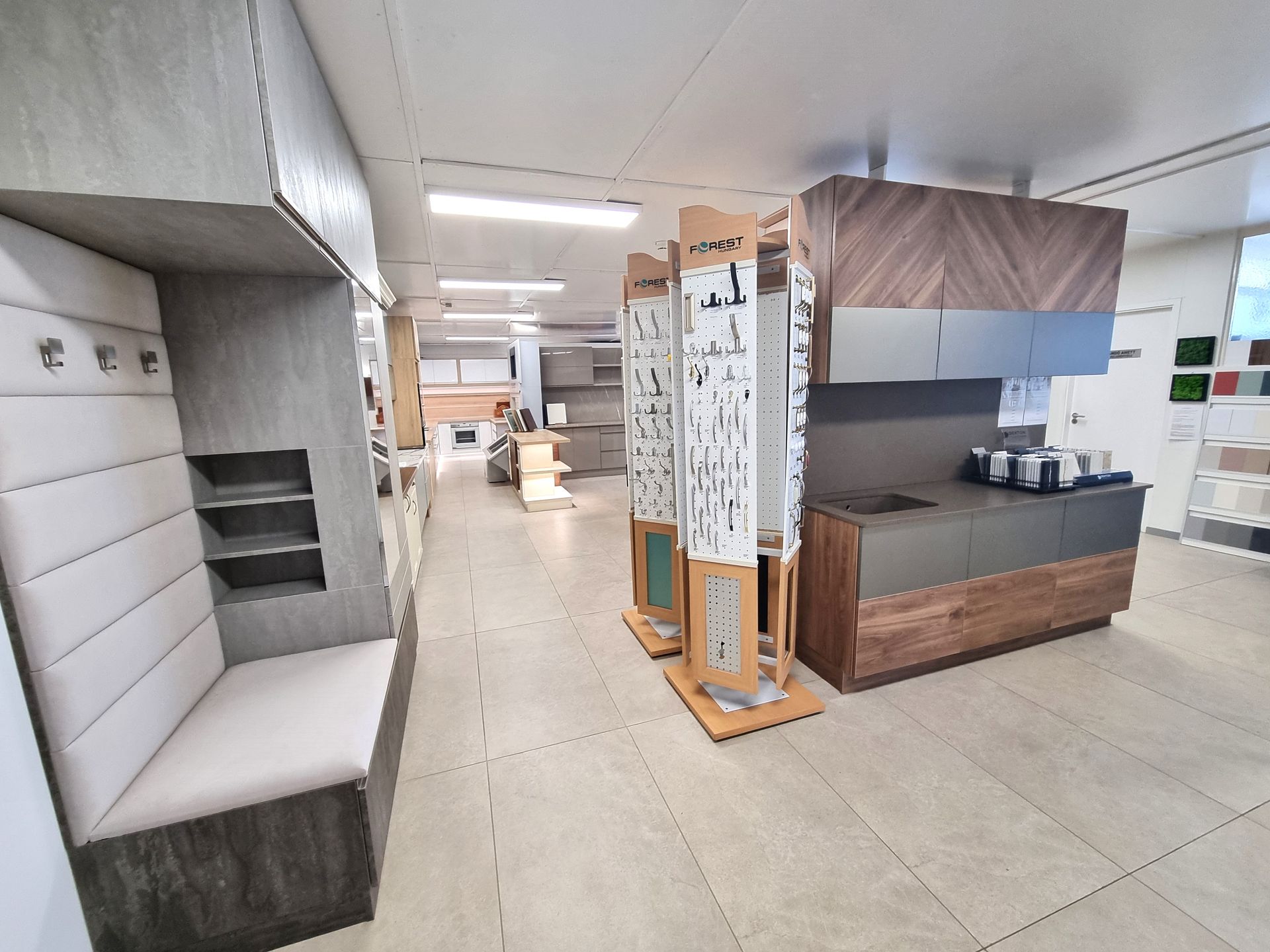 Tükrös, nyílóajtós előszobaszekrény, egyedi gardróbszekrény