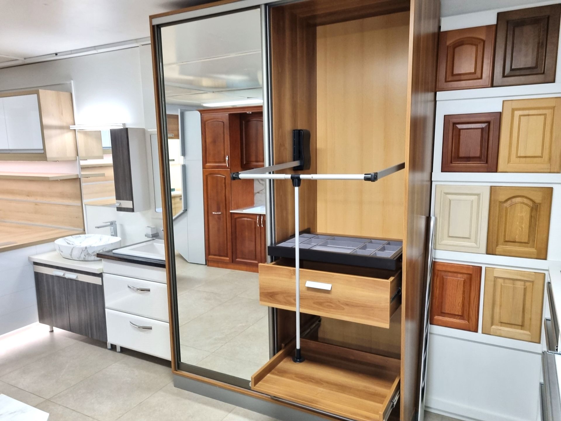 bemutatótermi gardróbban vállfás, polcos, gardróbliftes tárolási elemmel