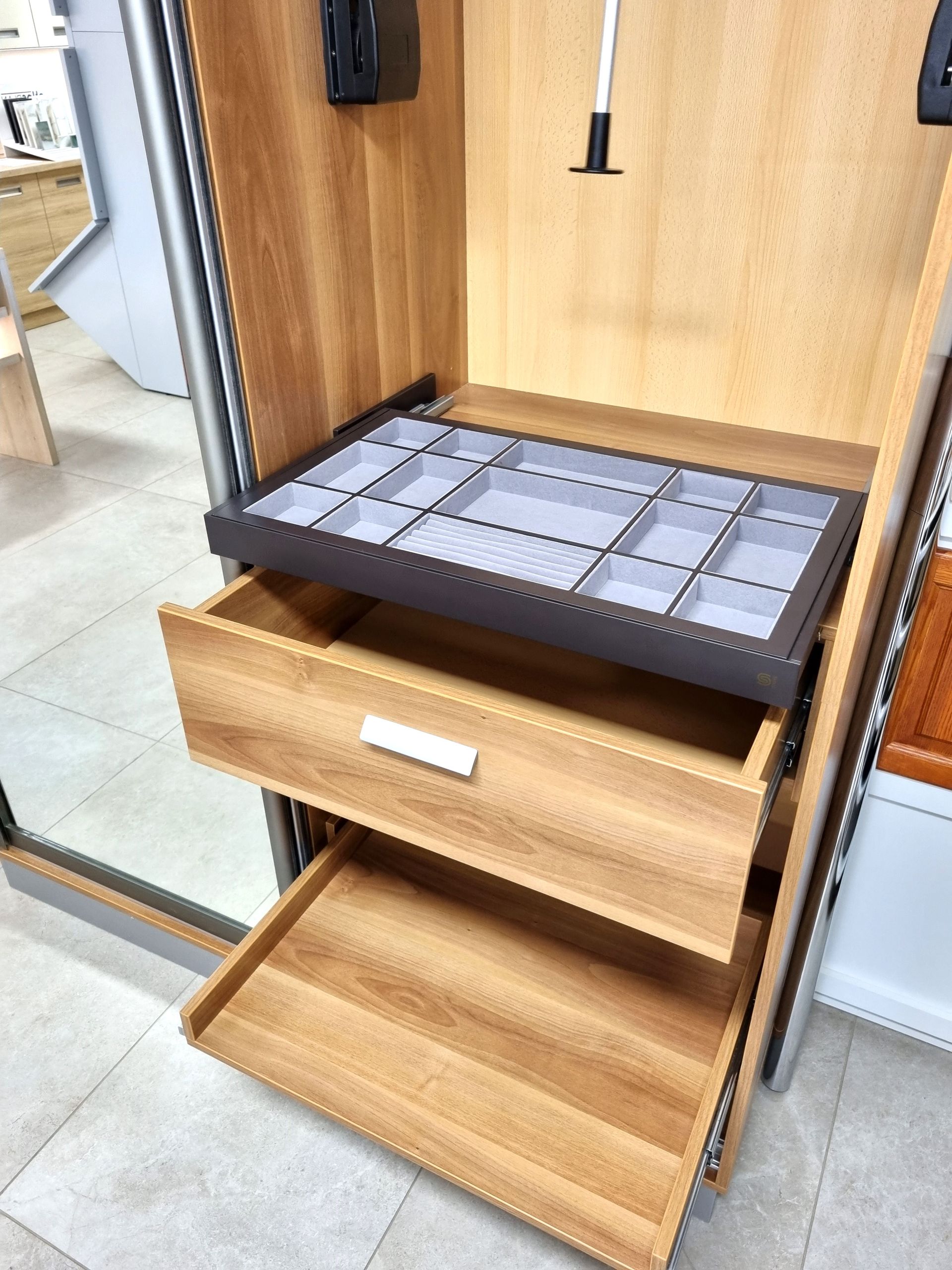 szekrény praktikus tükörfronttal