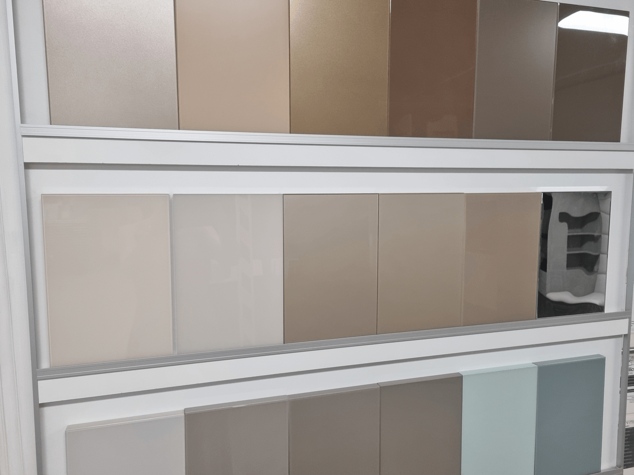 Bútorfrontok különleges színekben