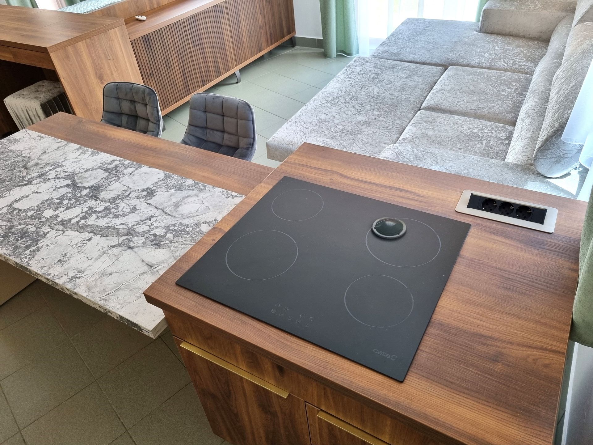 Egyedi konyhasziget étkezőasztal kialakítással