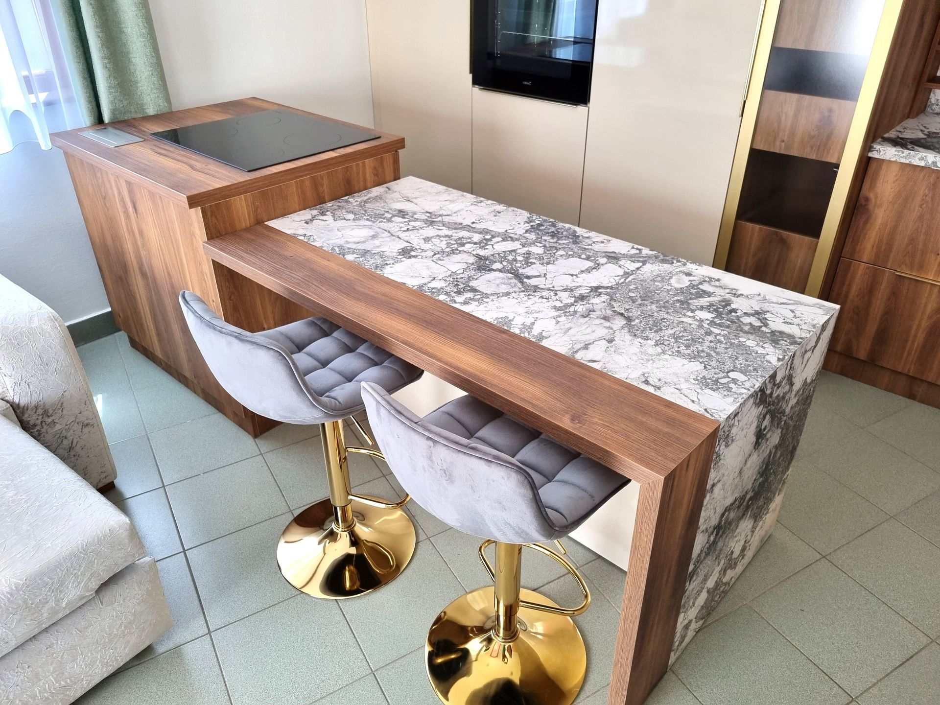 Hajdúböszörményi bemutatóterem főzőlappal egybe épített konyhaasztal