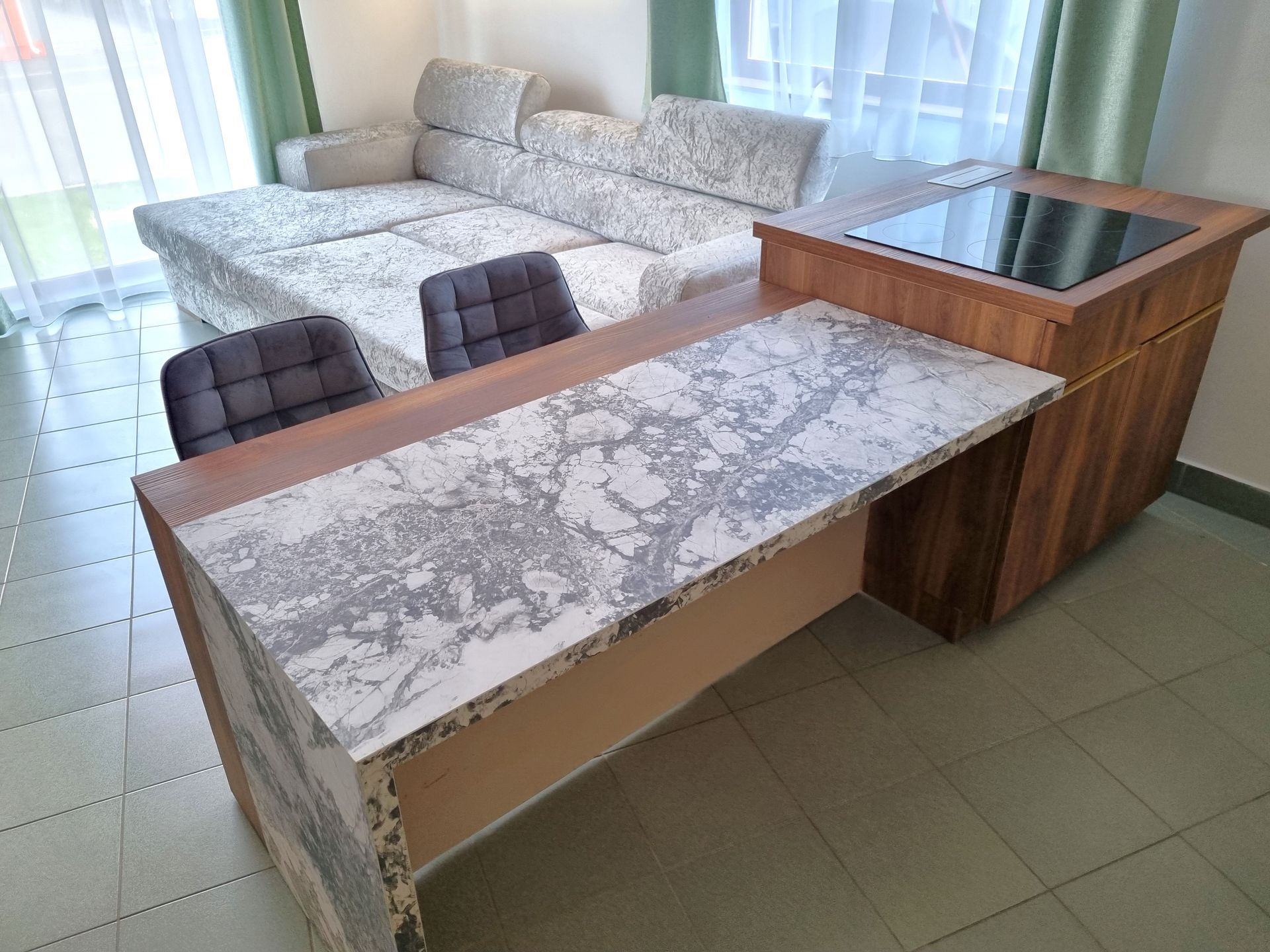 Hajdúböszörményi bemutatóterem konyhasziget minta