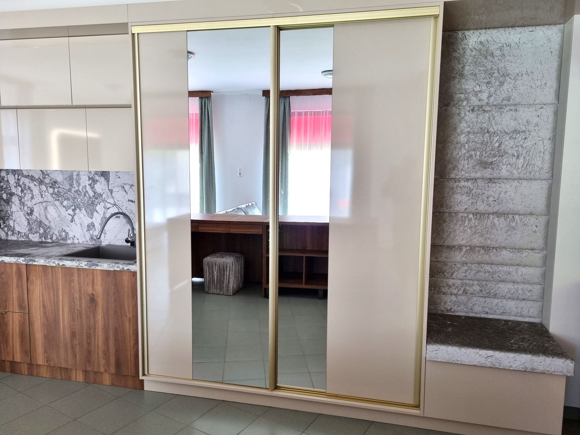 Hajdúböszörményi bemutatóterem egyedi előszobaszekrény