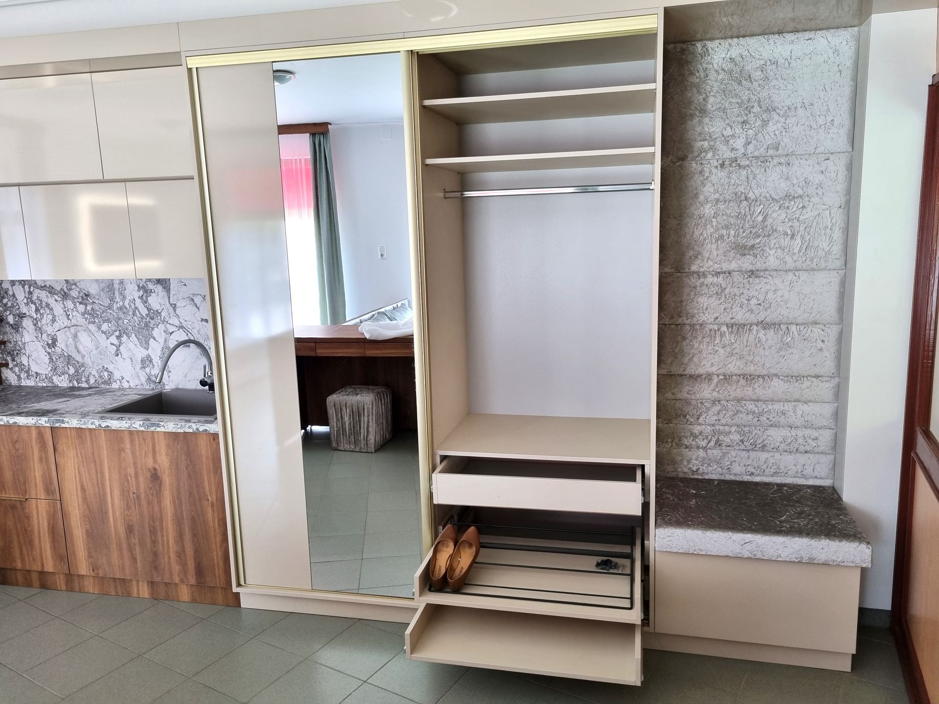 Hajdúböszörményi bemutatóterem mosható zipzáros kárpitozott ülő