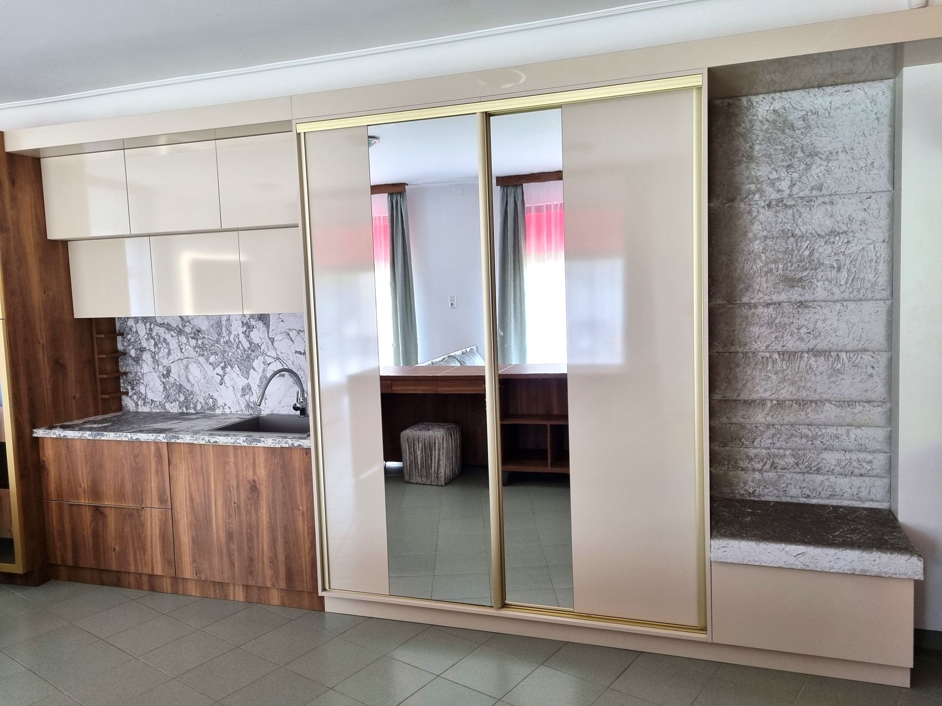 Hajdúböszörményi bemutatóterem előszobaszekrény praktikus megoldásokkal