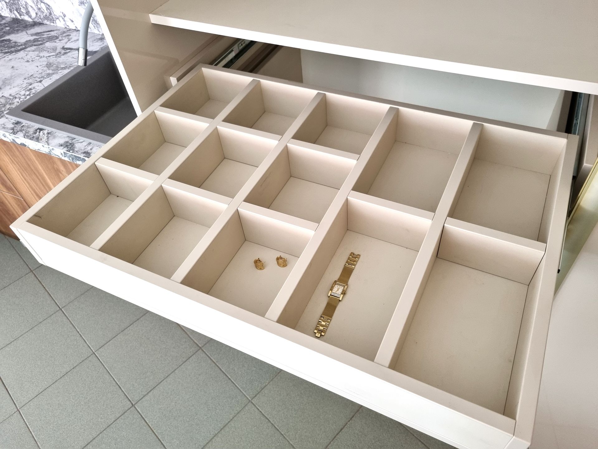 Hajdúböszörményi bemutatóterem praktikus fiók felosztás