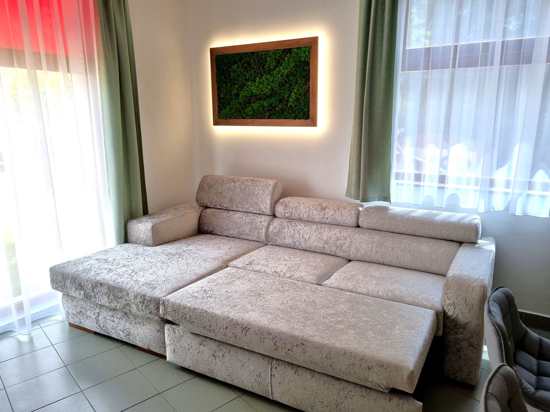 Hajdúböszörményi bemutatóterem elemes ülőgarnitúra ágyá alakítva