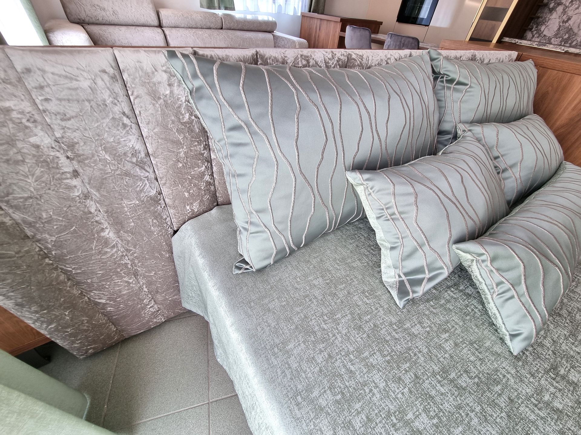 Hajdúböszörményi bemutatóterem franciaágy díszpárnákkal