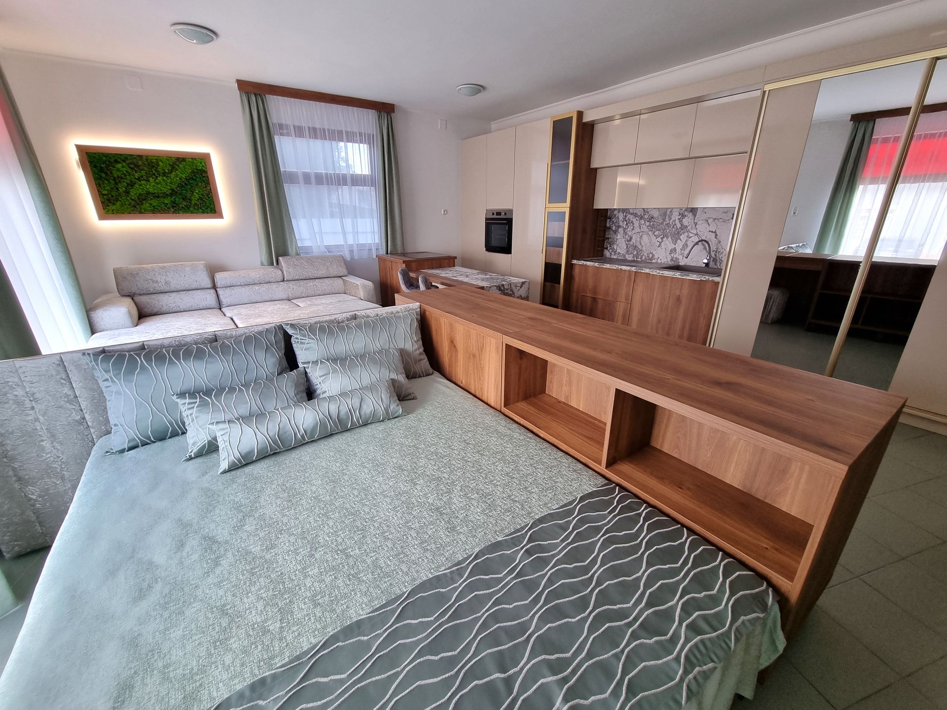 Hajdúböszörményi bemutatóterem igényesen kialakított franciaágy