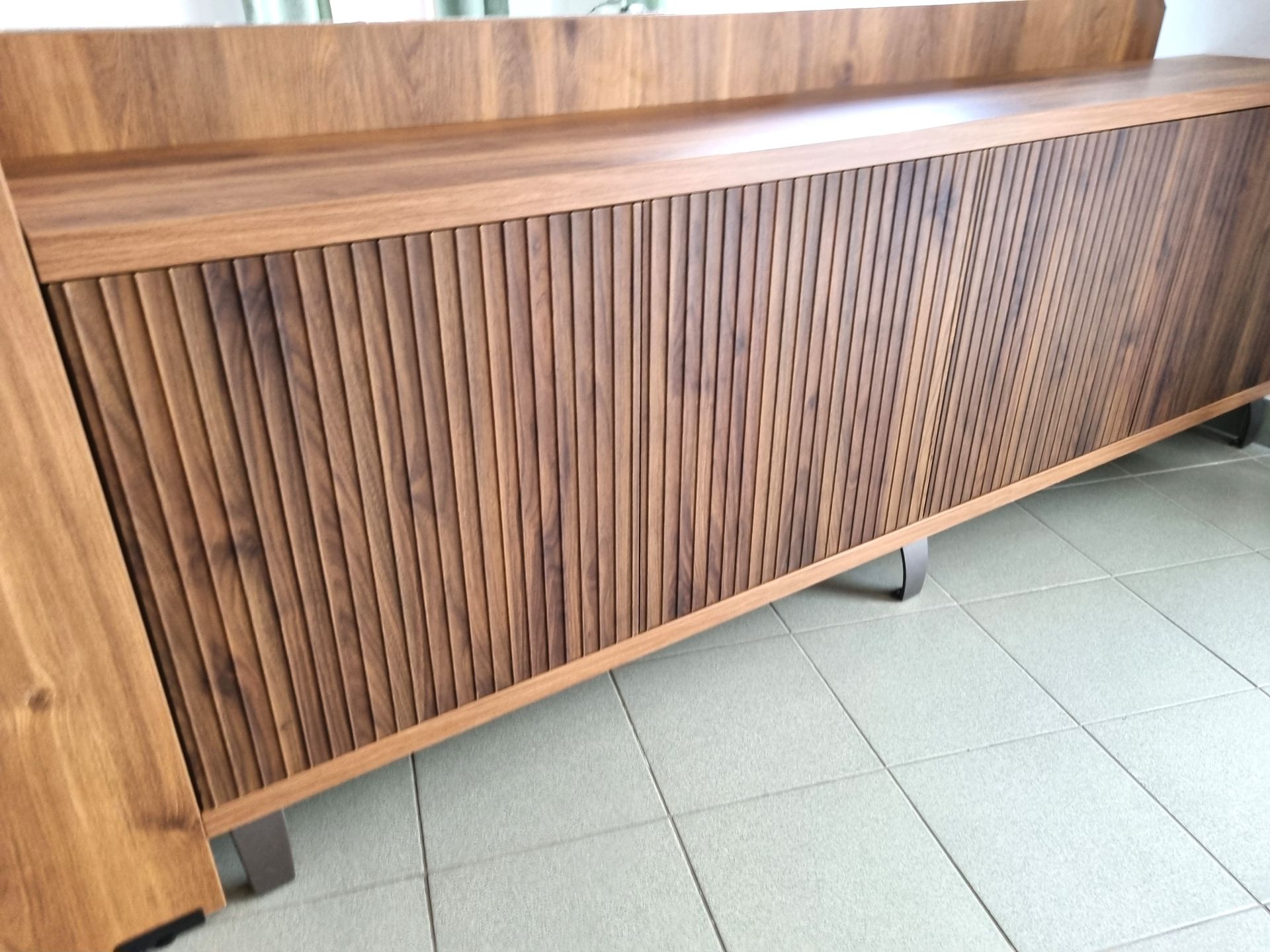 Egyedi nappali szekrény Tipon nyitású ajtókkal