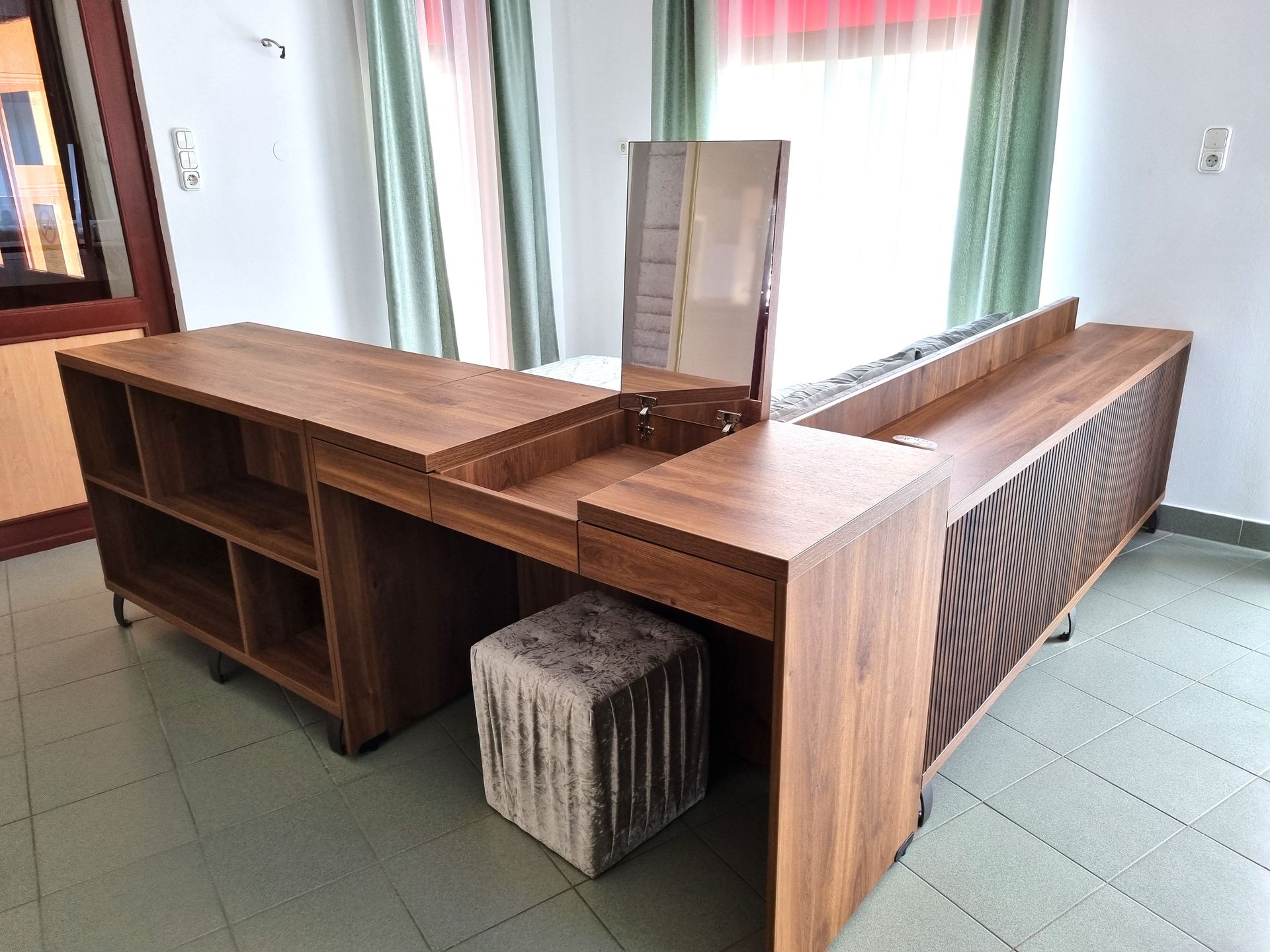 Sminkasztal felnyitható tükrös és fiókos tárolókkal