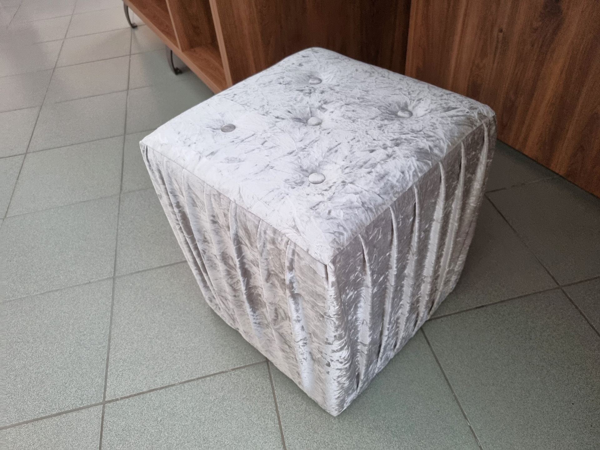 Hajdúböszörményi bemutatóterem ezüstös borítású puff