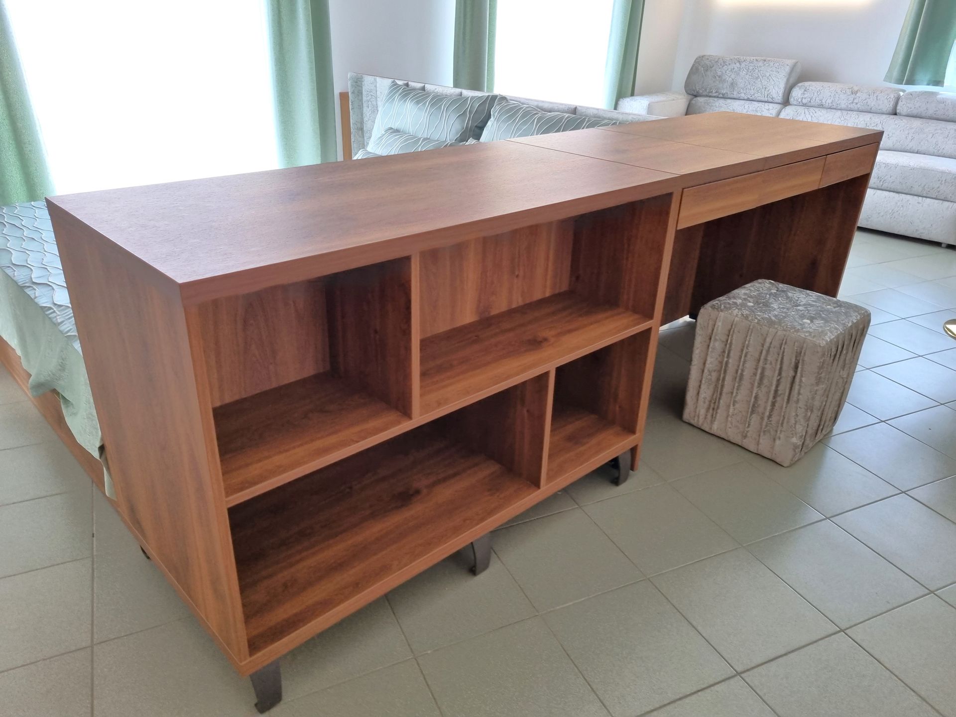 Hajdúböszörményi bemutatóterem Könyvespolc aszimmetrikus designnal