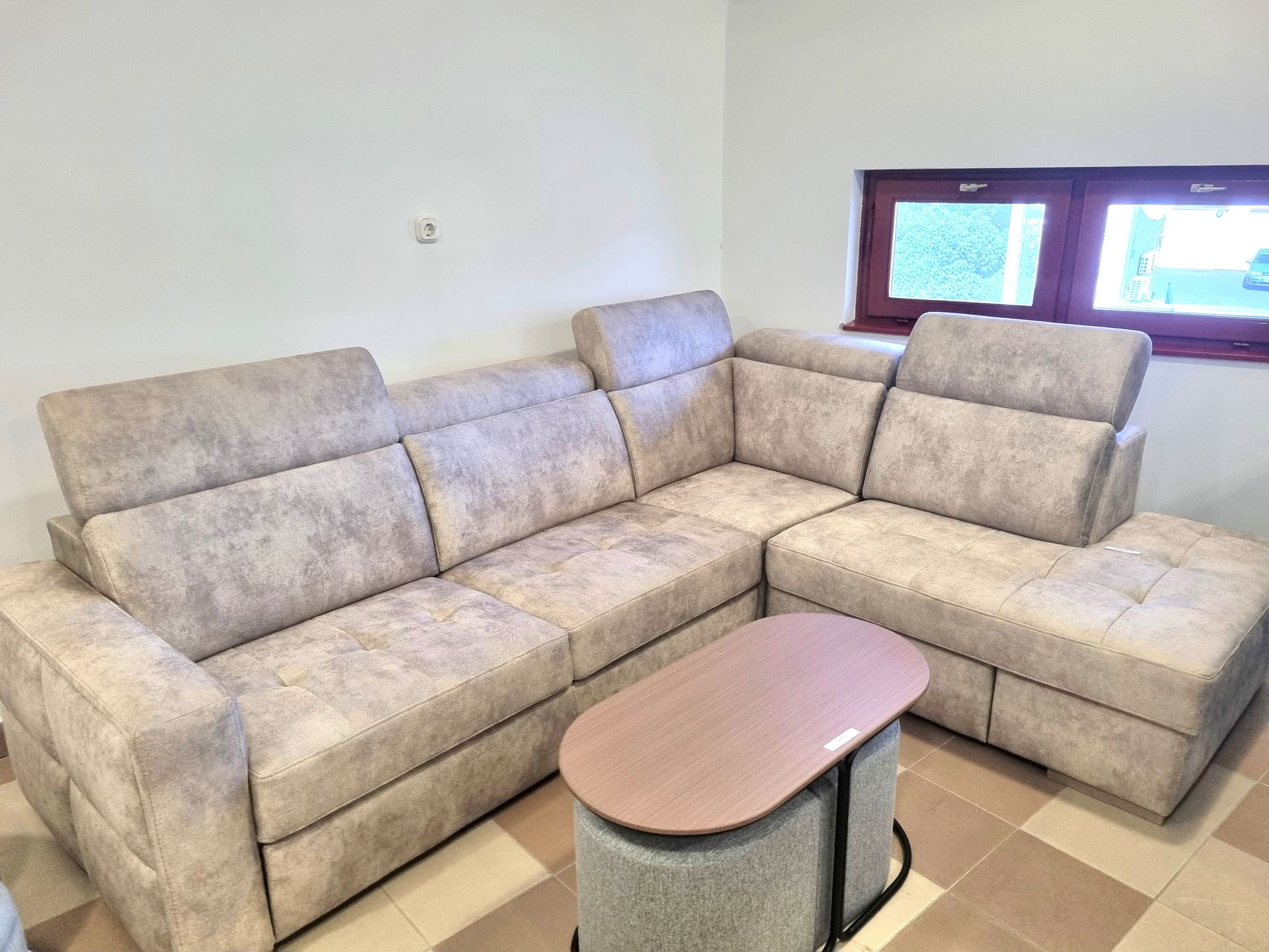 Kényelmes ülőgarnitúra elemekből összeállítva