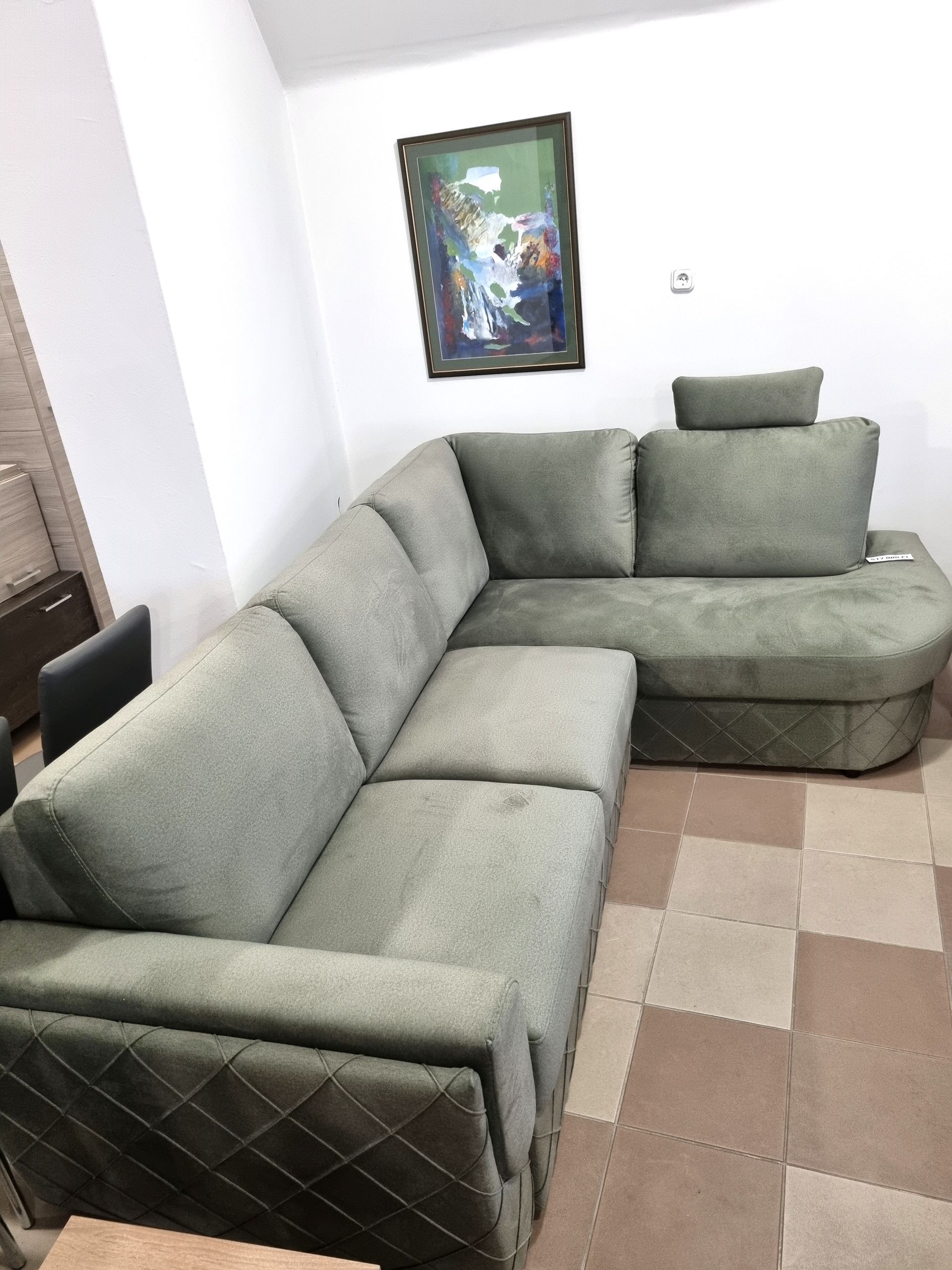 Hajdúböszörményi bemutatóterem elemes ülőgarnitúra különleges boritással