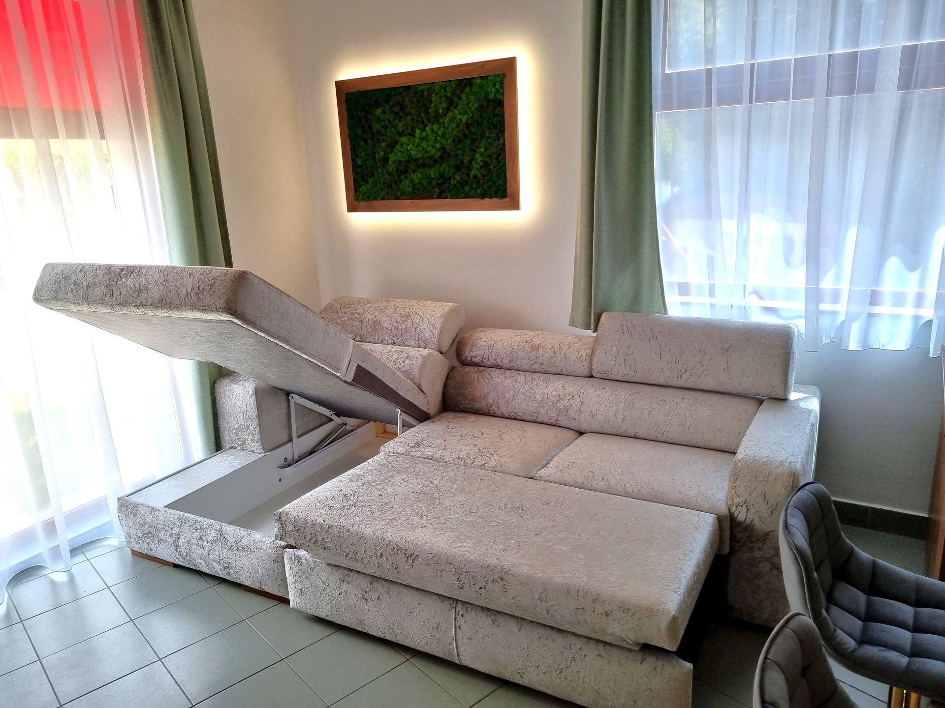 Hajdúböszörményi bemutatóterem elemes ülőgarnitúra ágynemű tartóval