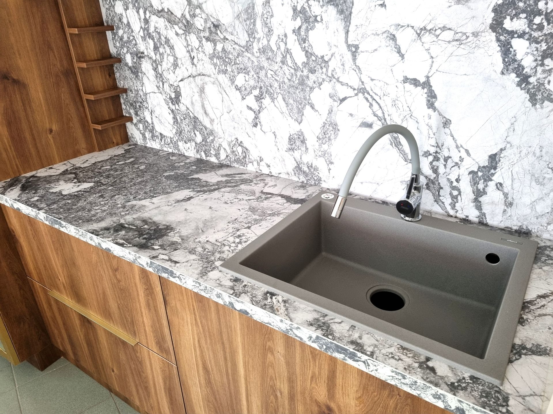 Hajdúböszörményi bemutatóterem műgránit mosogatótálca