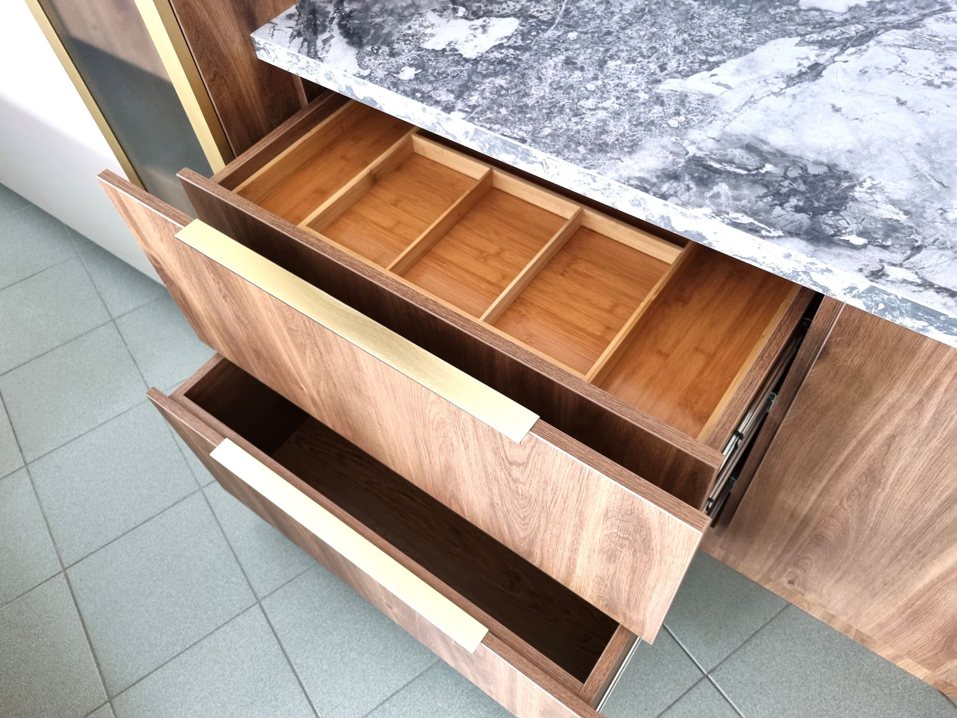 Hajdúböszörményi bemutatóterem konyhai fiókos szekrény