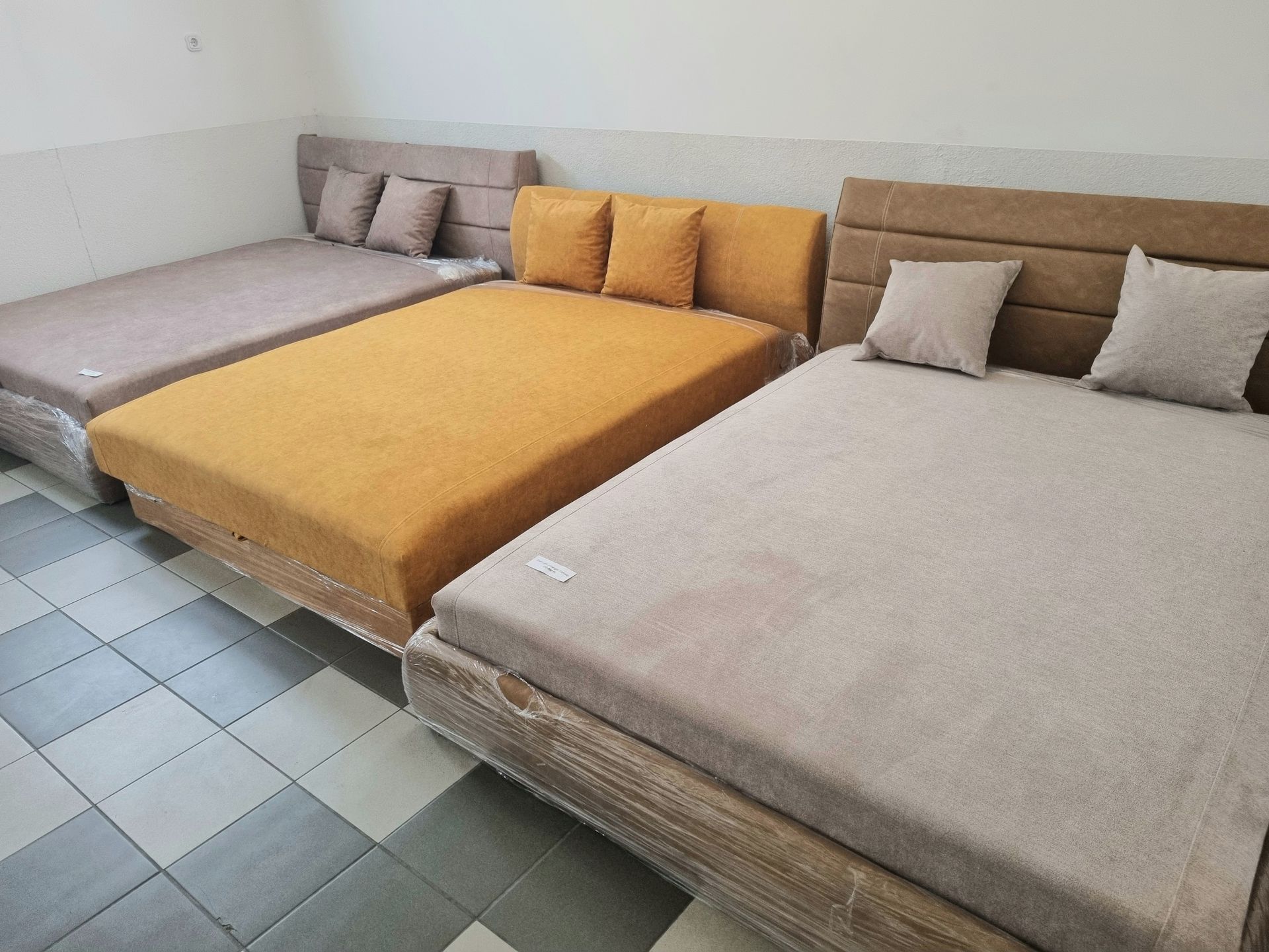 Hajdúböszörményi bemutatóterem szivacsos és rugós franciaágyak