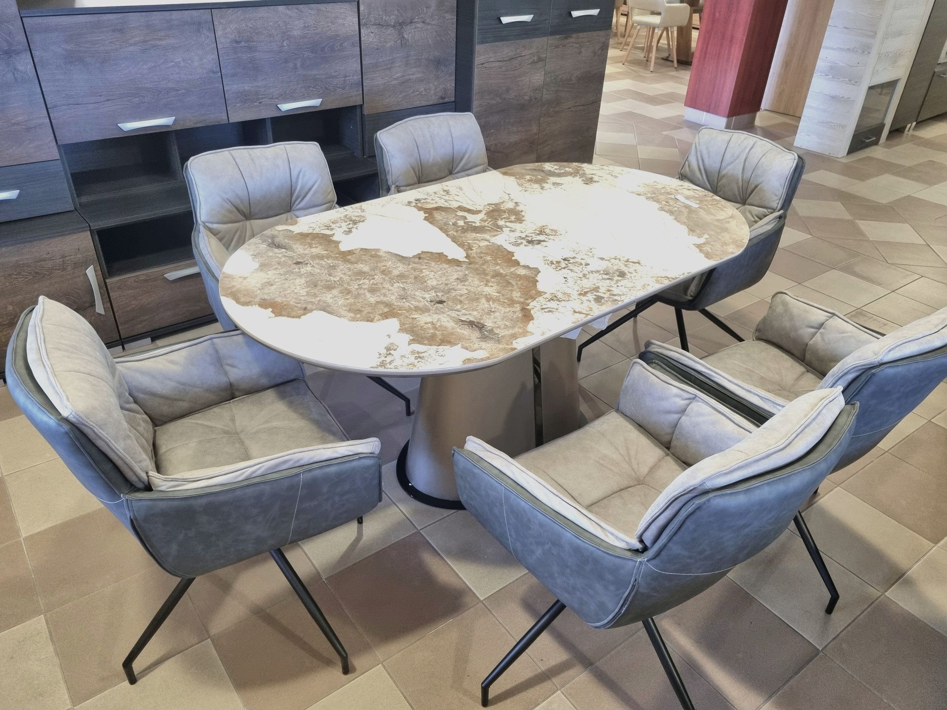 Hajdúböszörményi bemutatóterem étkezőasztal székekkel