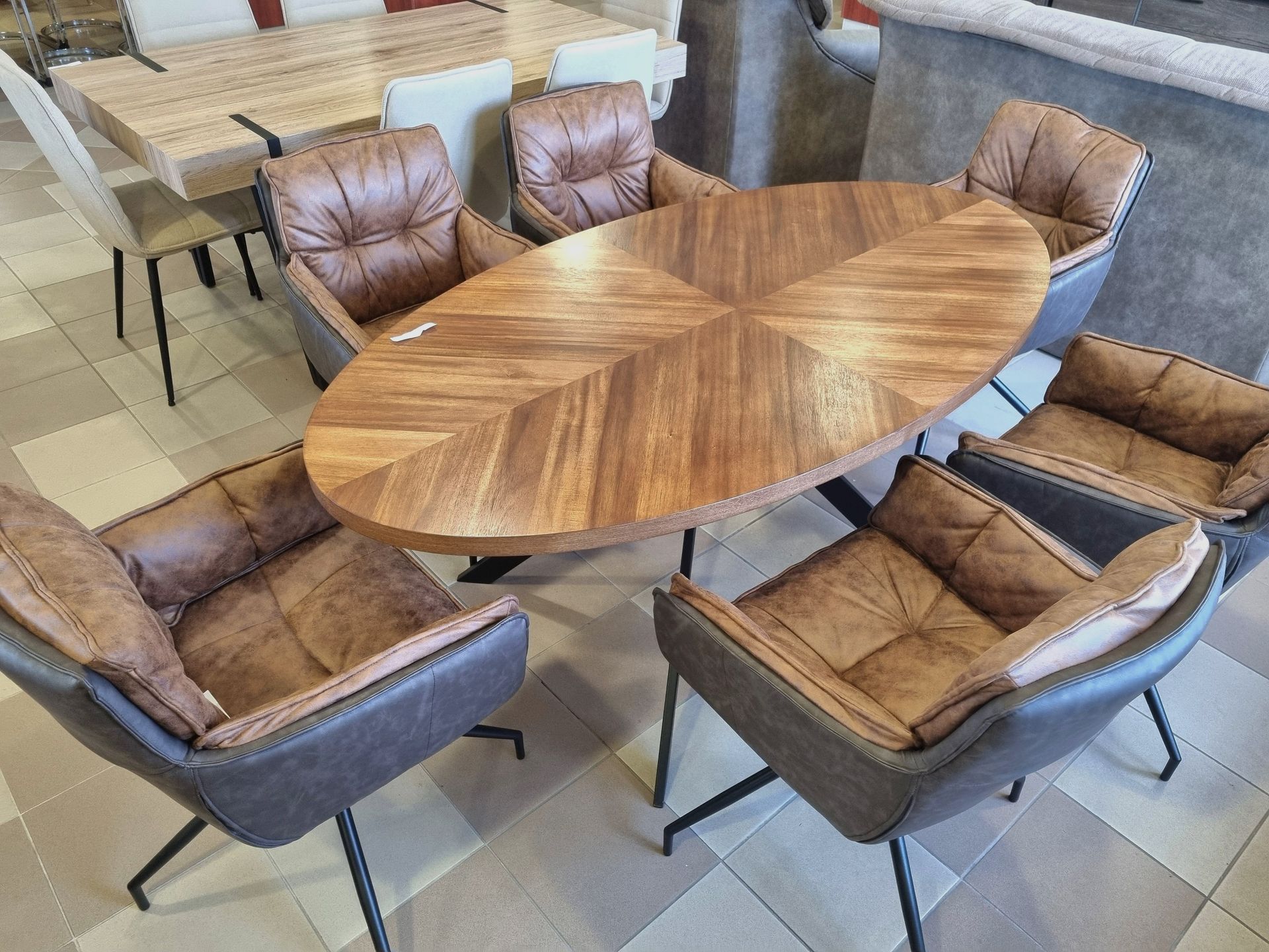 Hajdúböszörményi bemutatóterem étkezőasztal szett