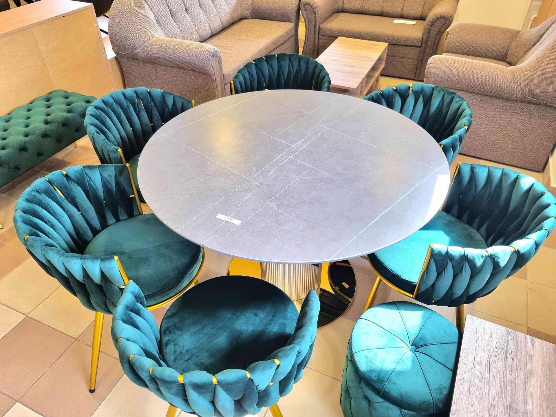 Hajdúböszörményi bemutatóterem stílusos étkezőasztal szék szett