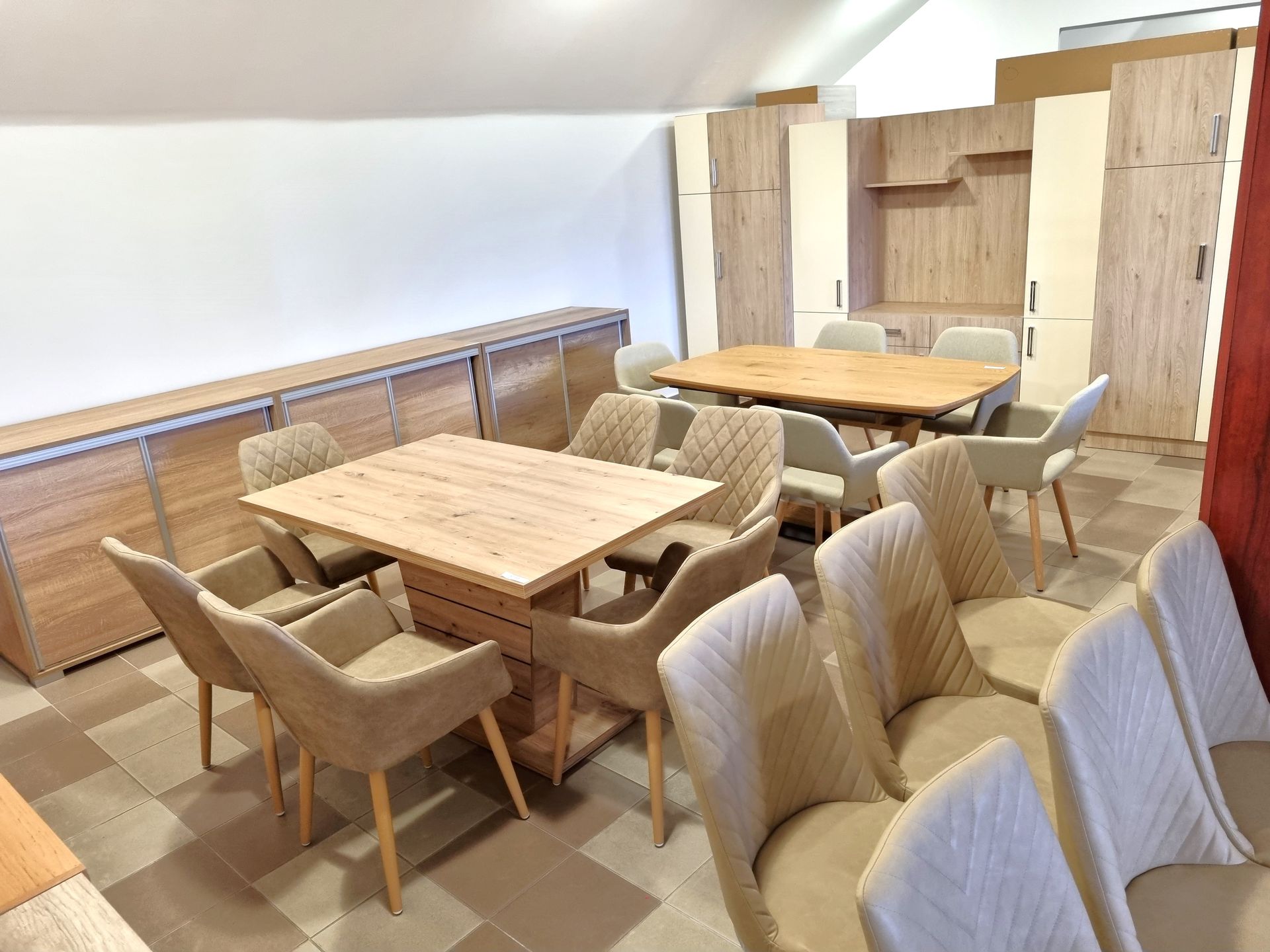 Hajdúböszörményi bemutatóterem széles étkezőasztal kínálat