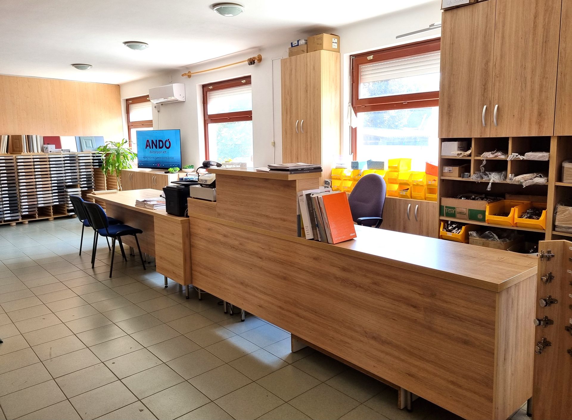 Hajdúböszörményi bemutatóterem és barkácsbolt