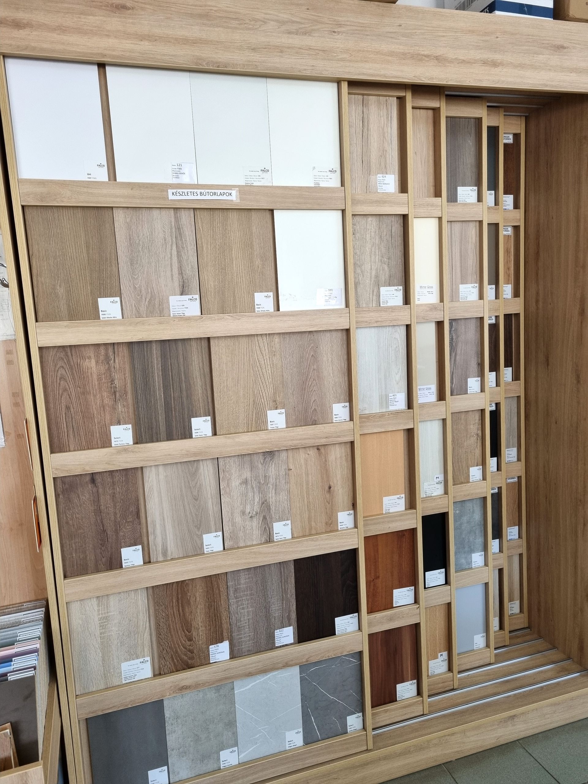 Hajdúböszörményi bemutatóterem anyagminták nagy választékkal