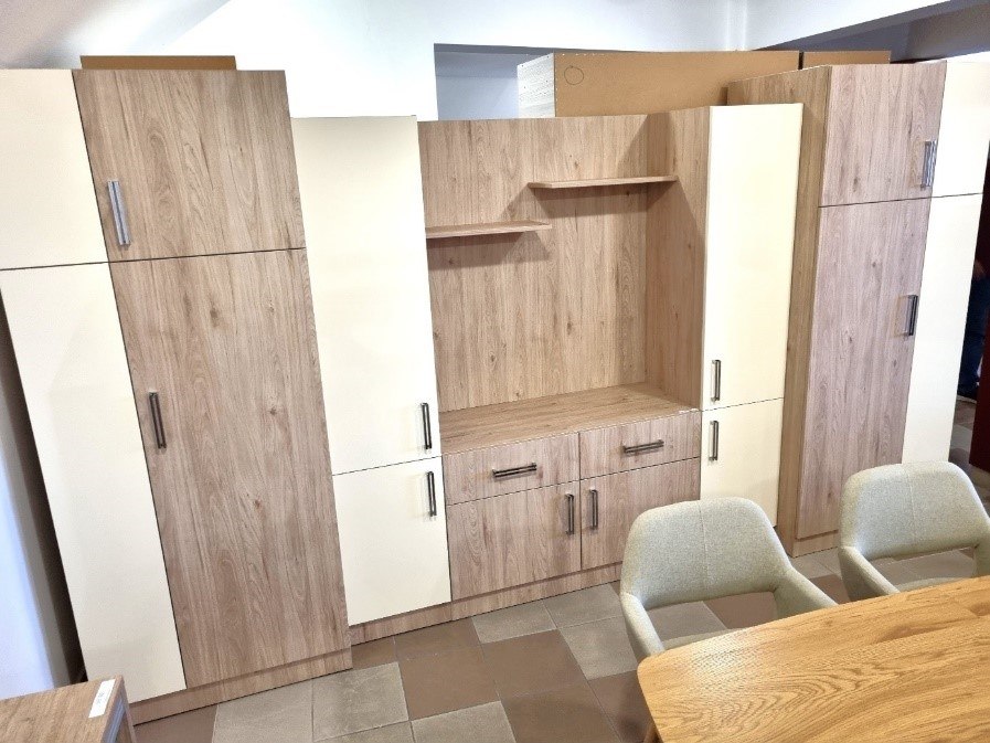 szériagyártott szobabútor polcos, fiókos elemekkel